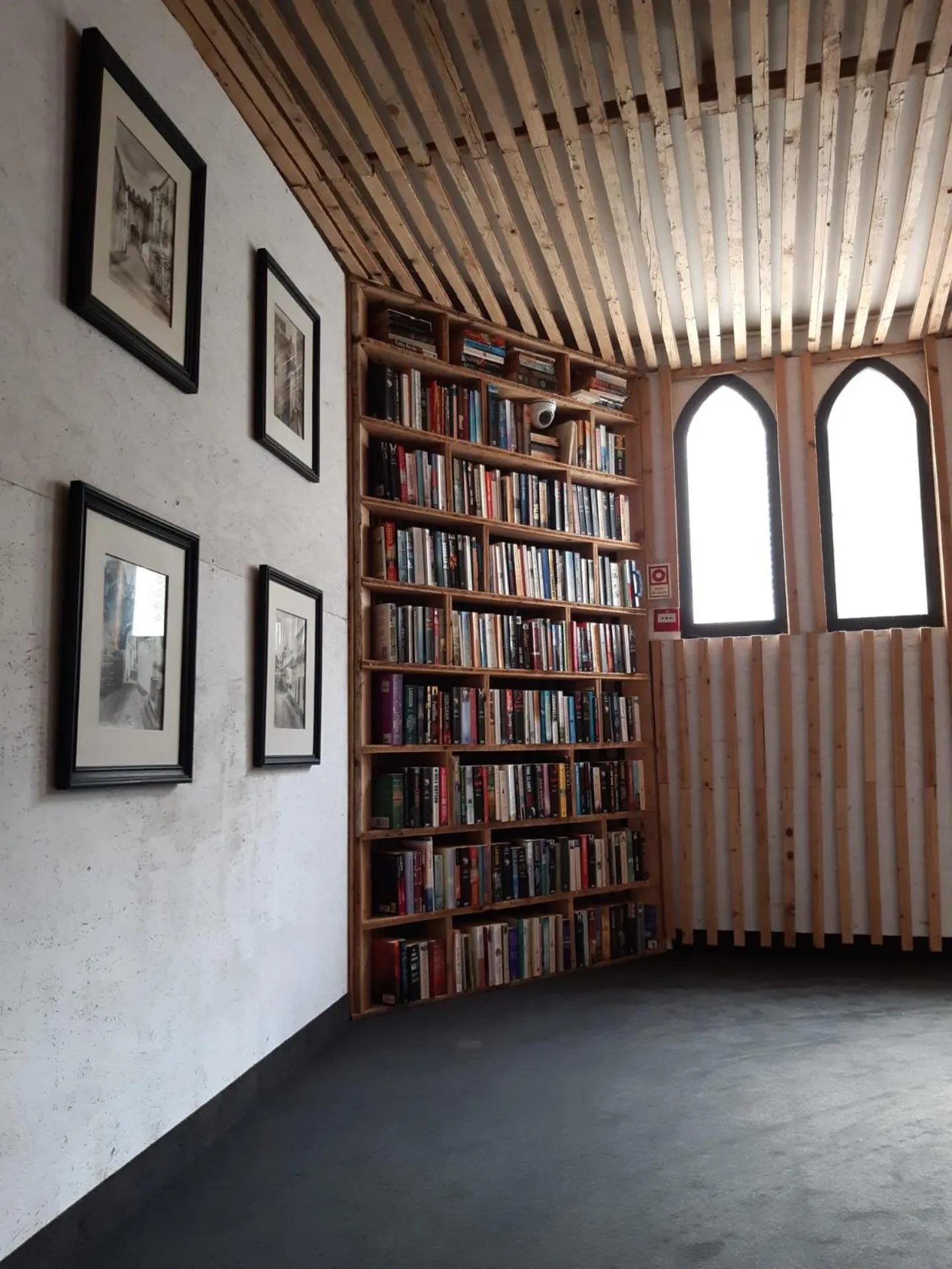 Library in The Literary Man Obidos Hotel