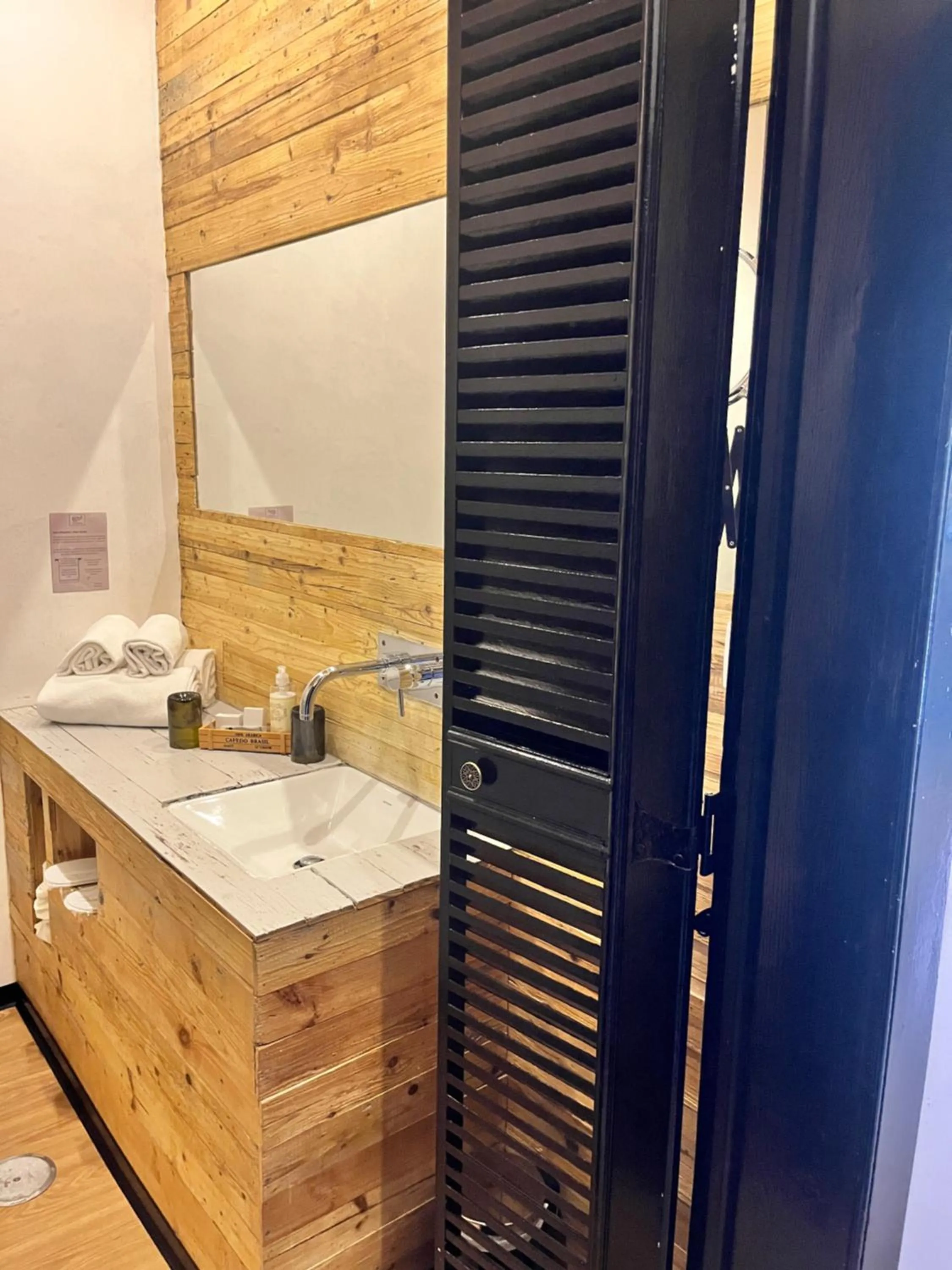 Shower in The Literary Man Obidos Hotel