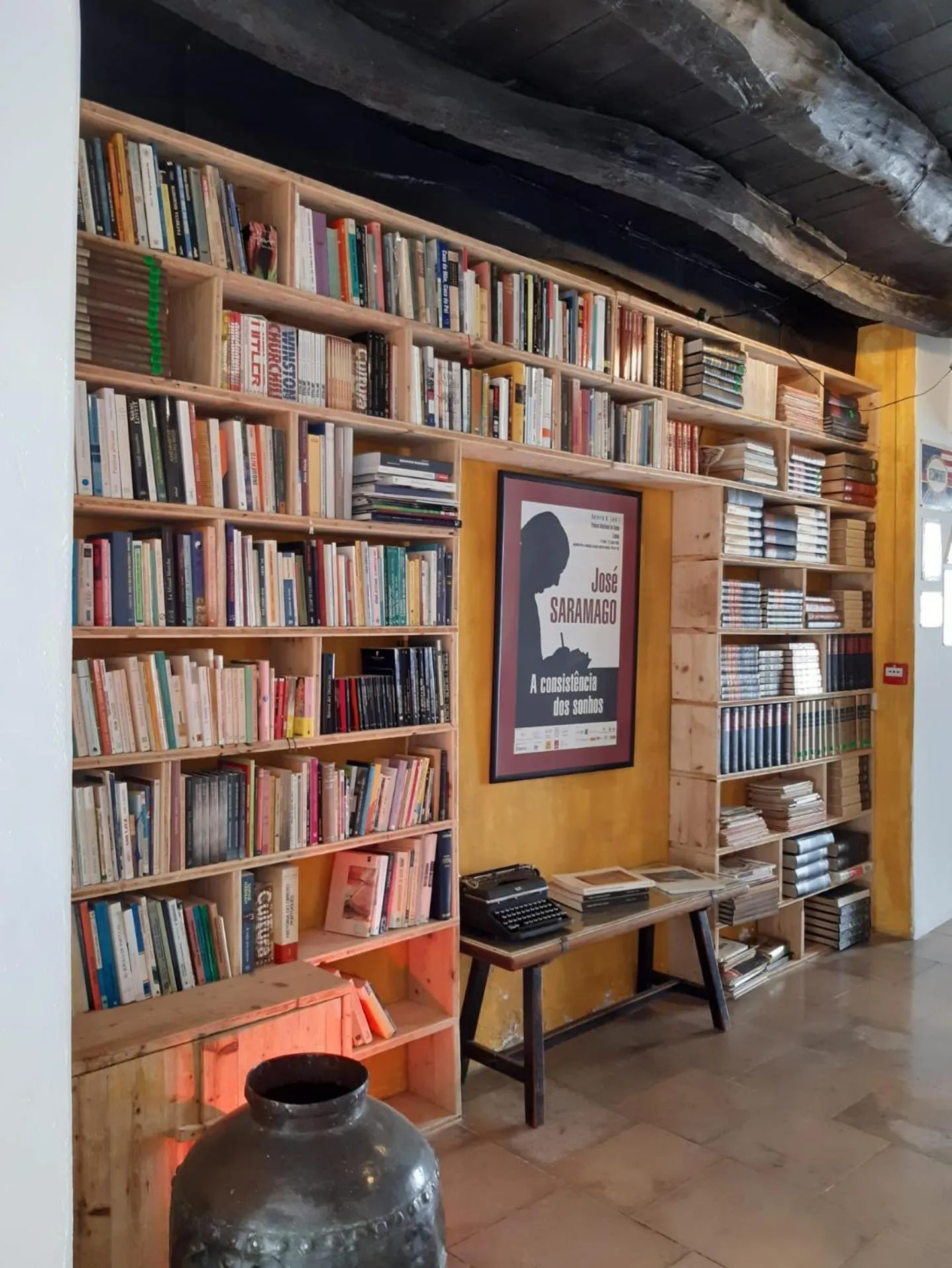 Library in The Literary Man Obidos Hotel