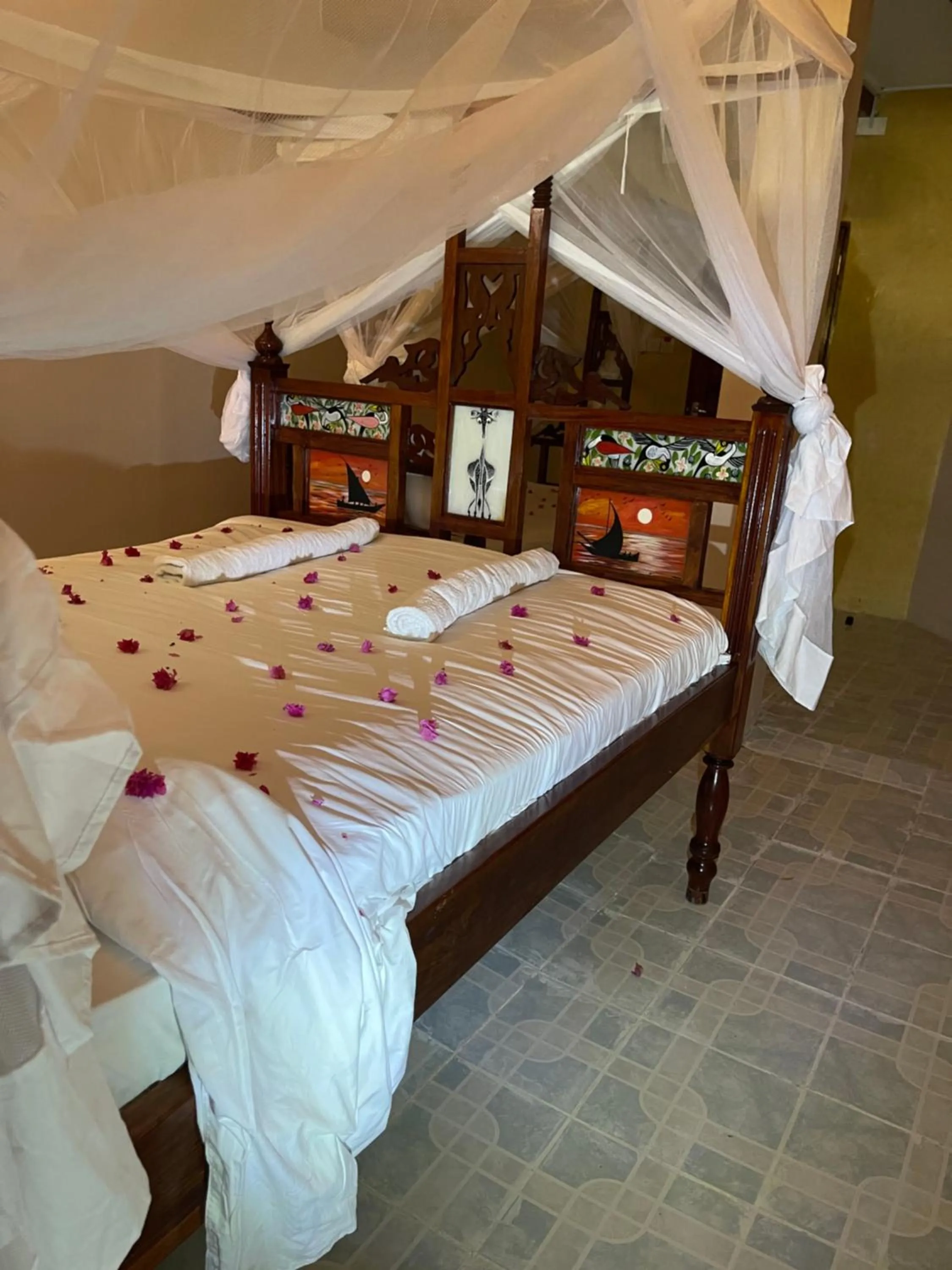 Bedroom, Bed in Bottoms Up