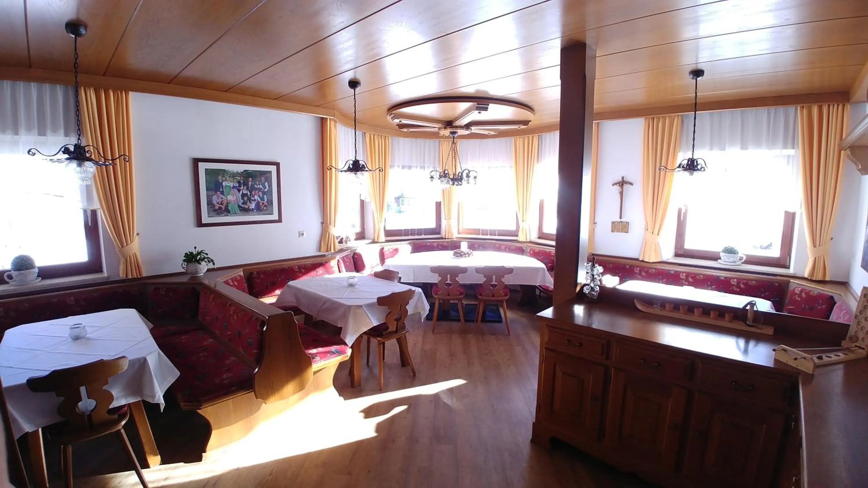 Communal lounge/ TV room, Bed in Aparthotel Dachsteinblick