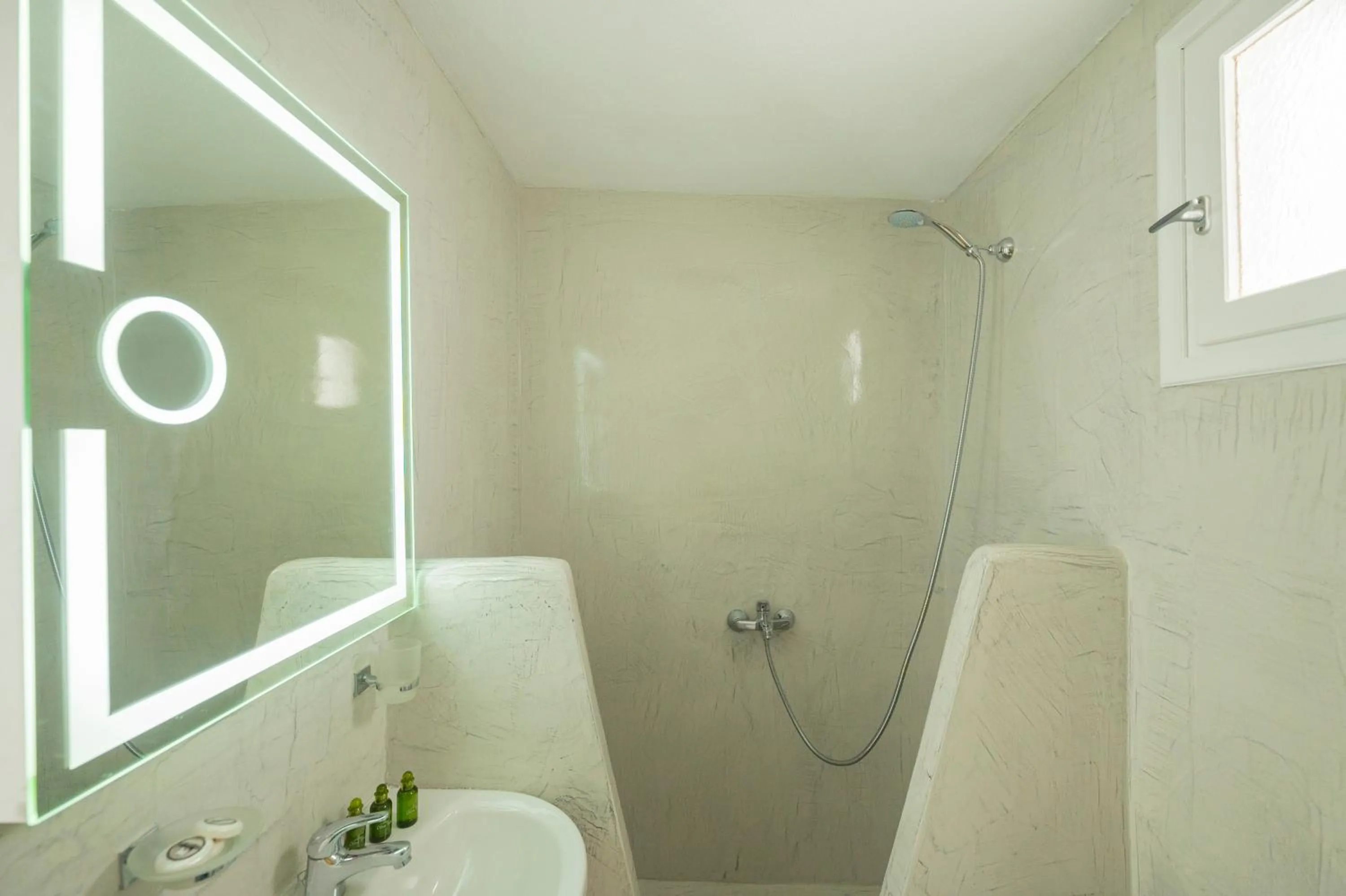 Shower in Loukas & Emma Eco Houses