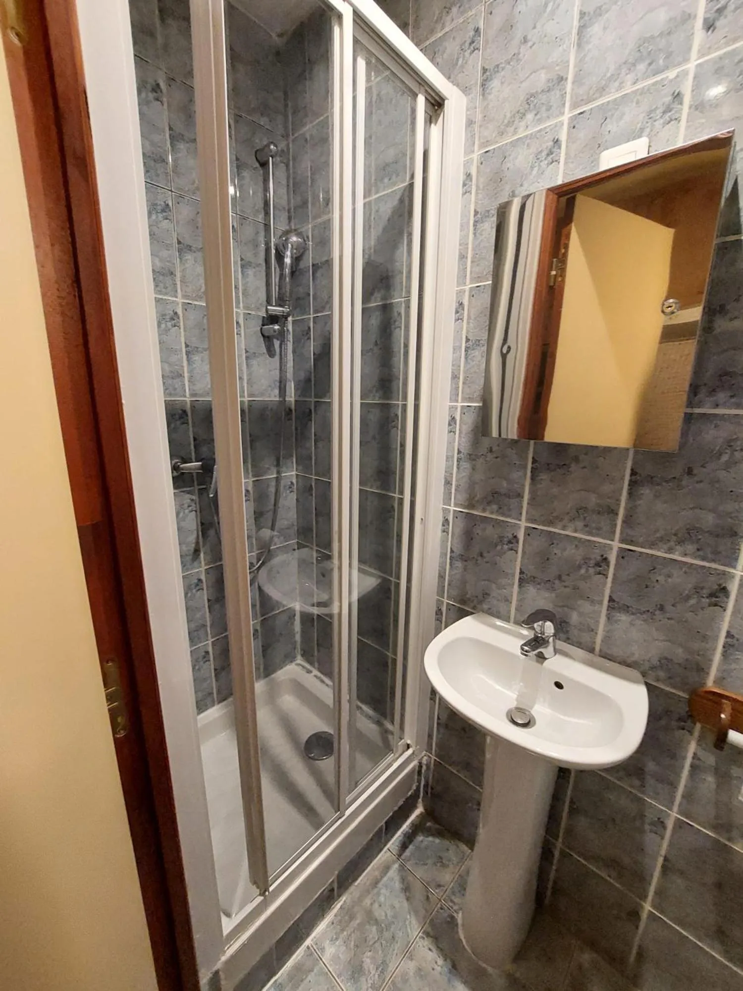 Shower in Résidence Molière Hôtel Paris Montrouge