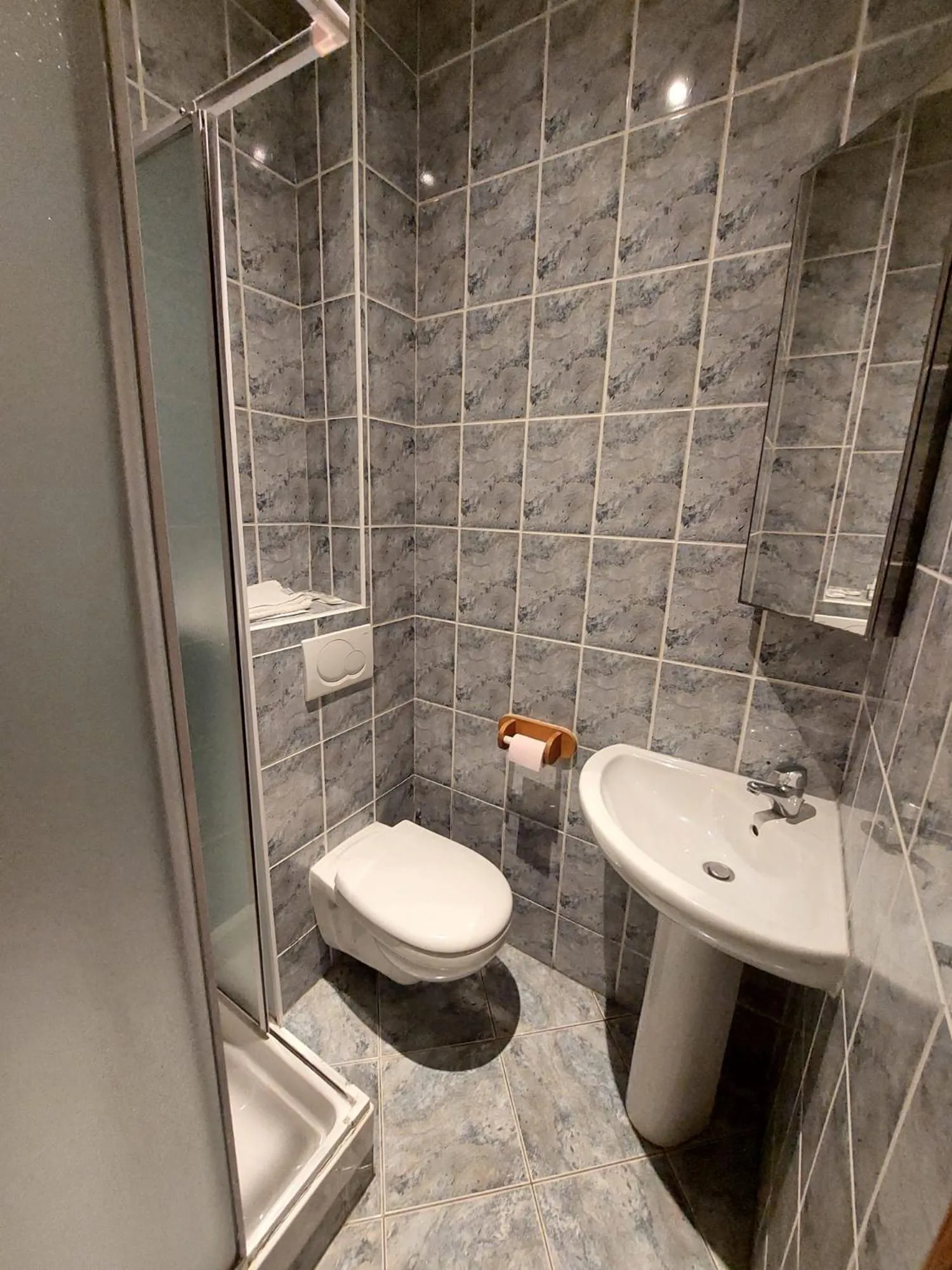 Bathroom in Résidence Molière Hôtel Paris Montrouge