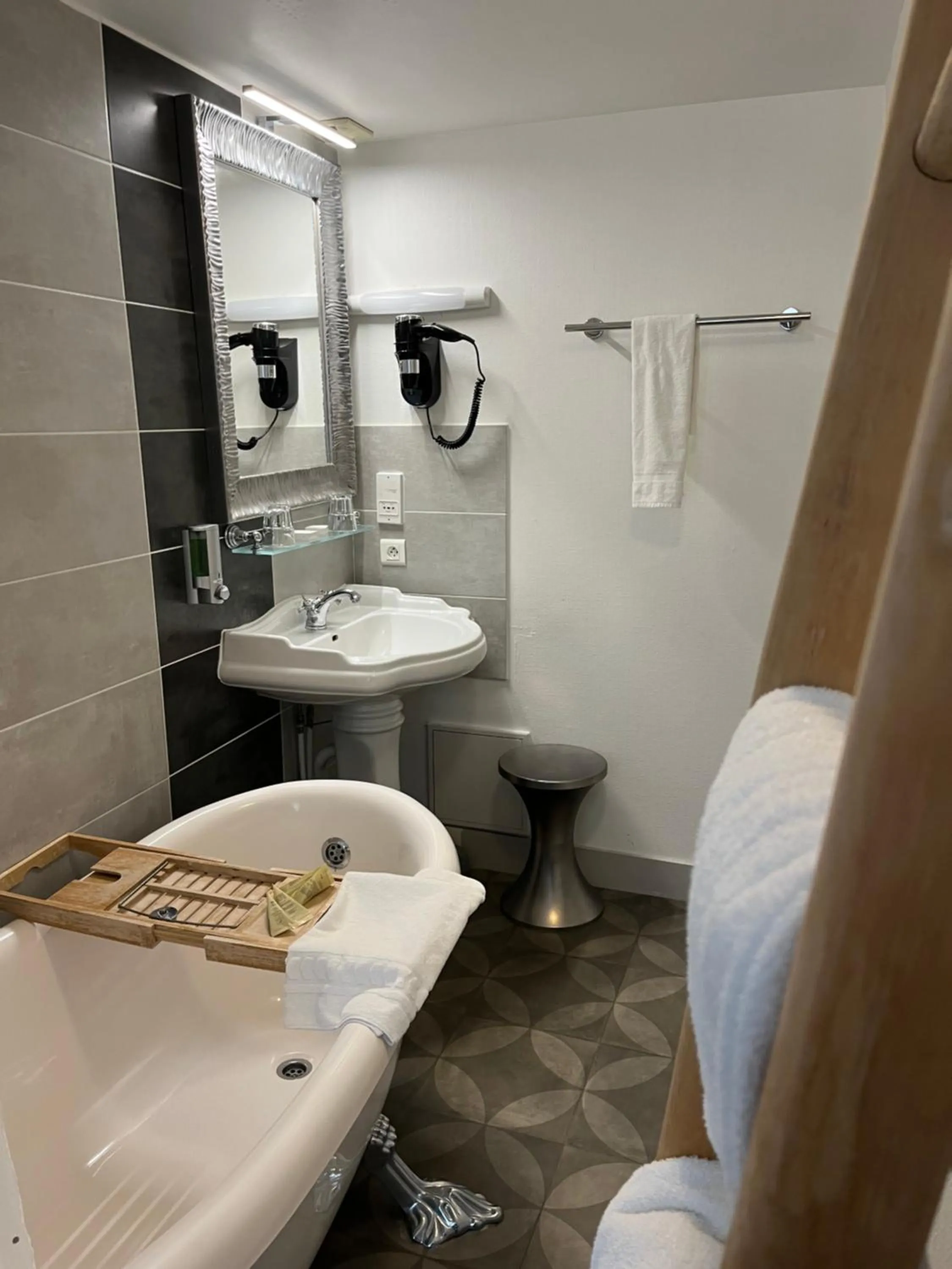 Bathroom in The Originals Boutique, Hôtel La Colonne de Bronze, Saint-Valéry-sur-Somme