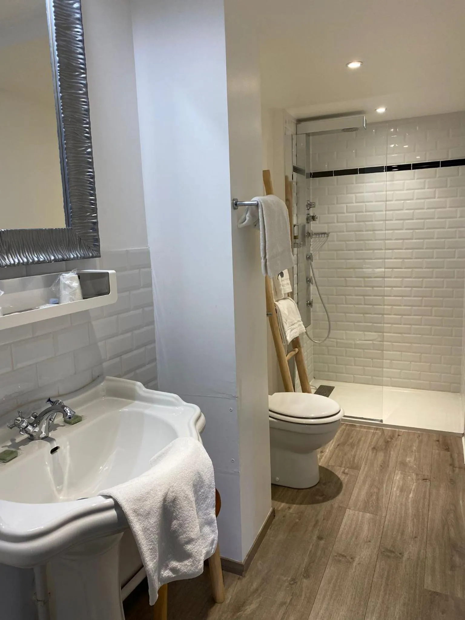 Bathroom in The Originals Boutique, Hôtel La Colonne de Bronze, Saint-Valéry-sur-Somme