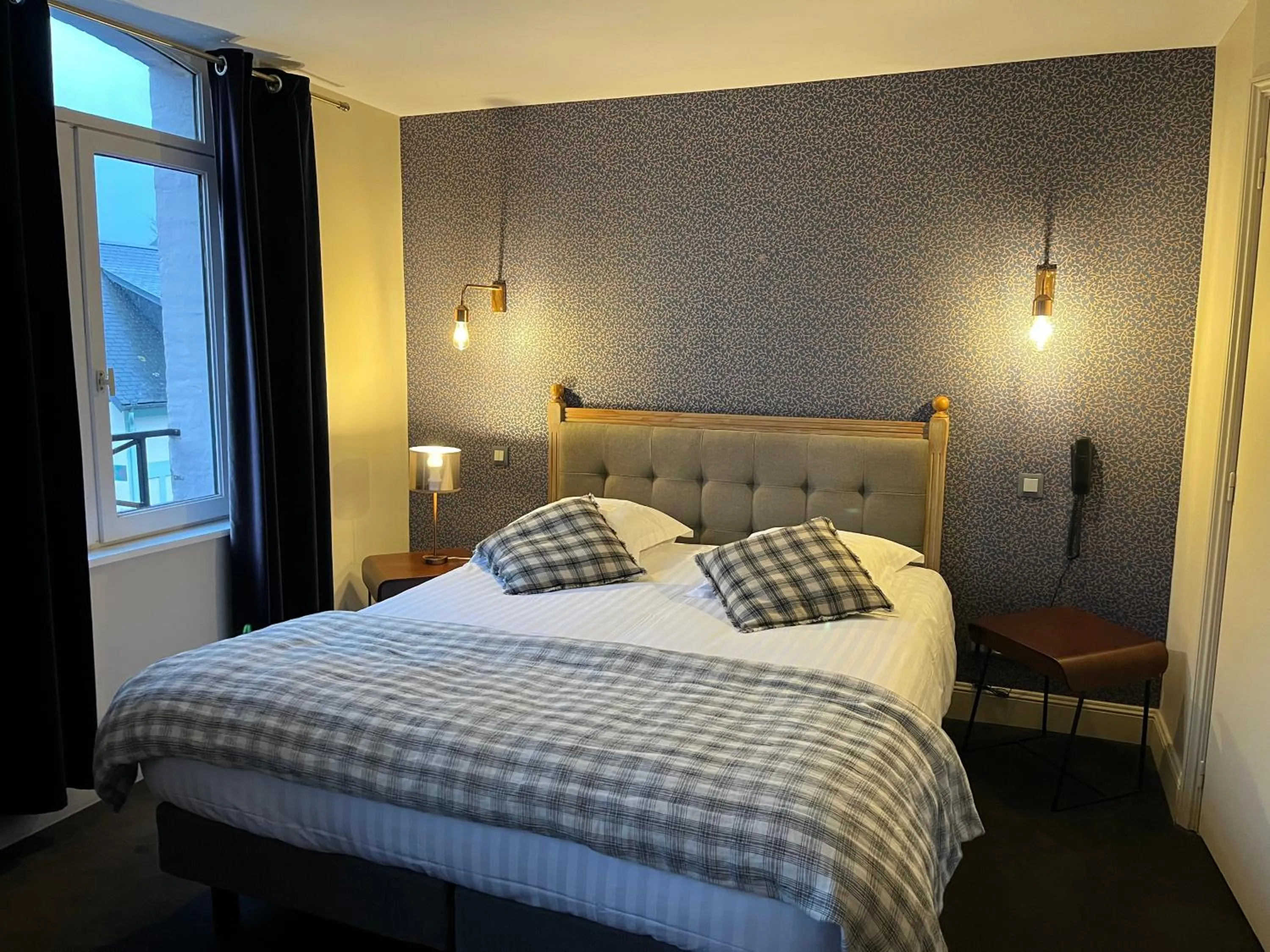 Photo of the whole room, Bed in The Originals Boutique, Hôtel La Colonne de Bronze, Saint-Valéry-sur-Somme