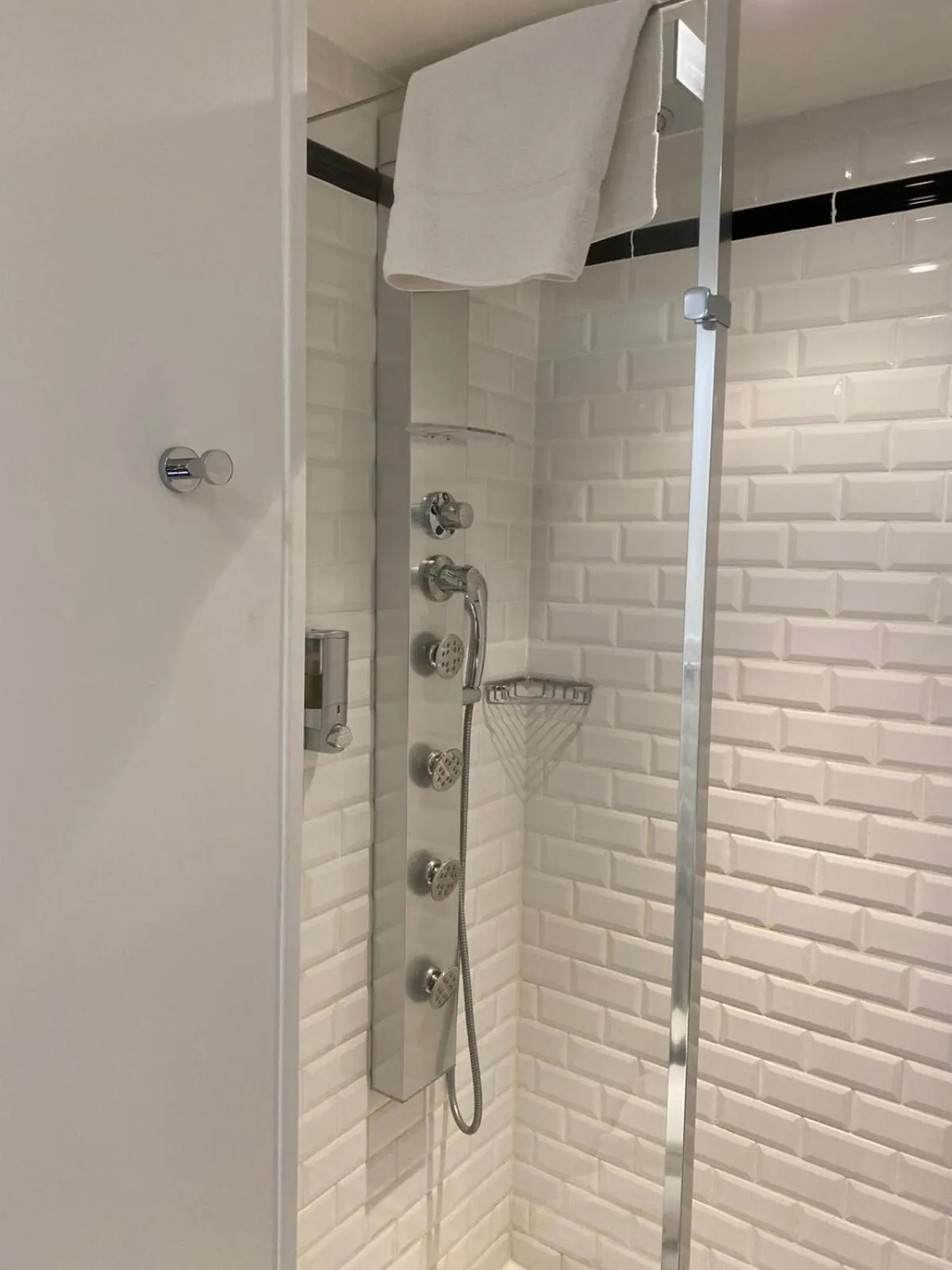 Bathroom in The Originals Boutique, Hôtel La Colonne de Bronze, Saint-Valéry-sur-Somme