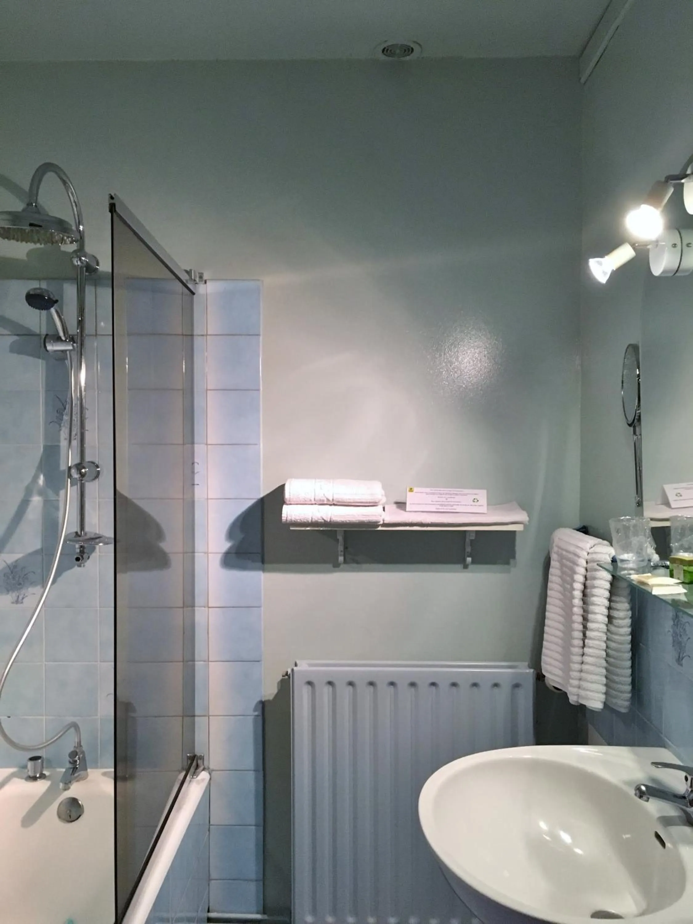 Bathroom in Manoir Henri IV