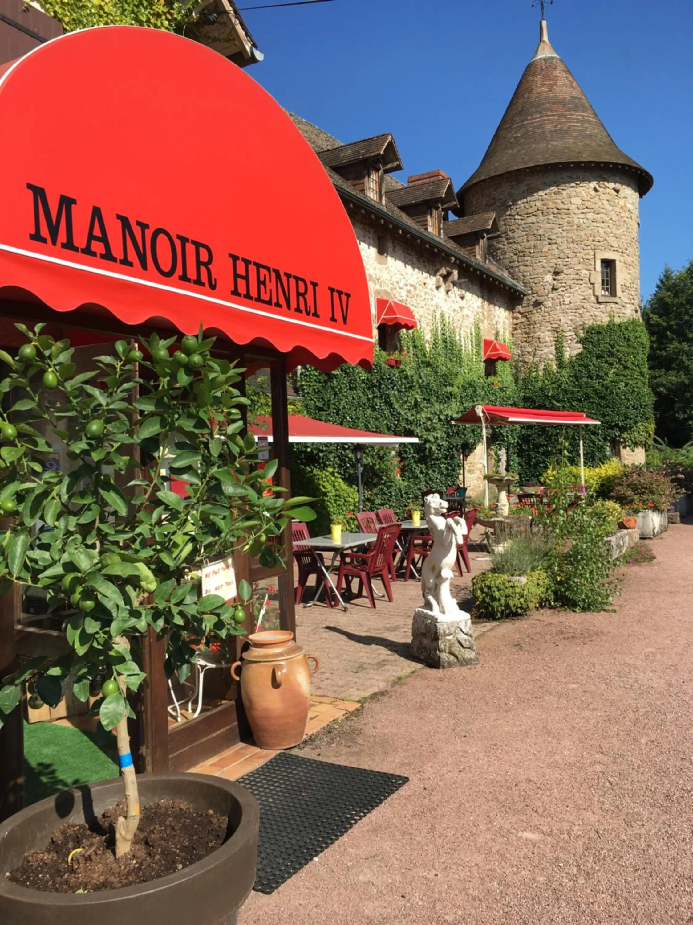 Restaurant/places to eat in Manoir Henri IV