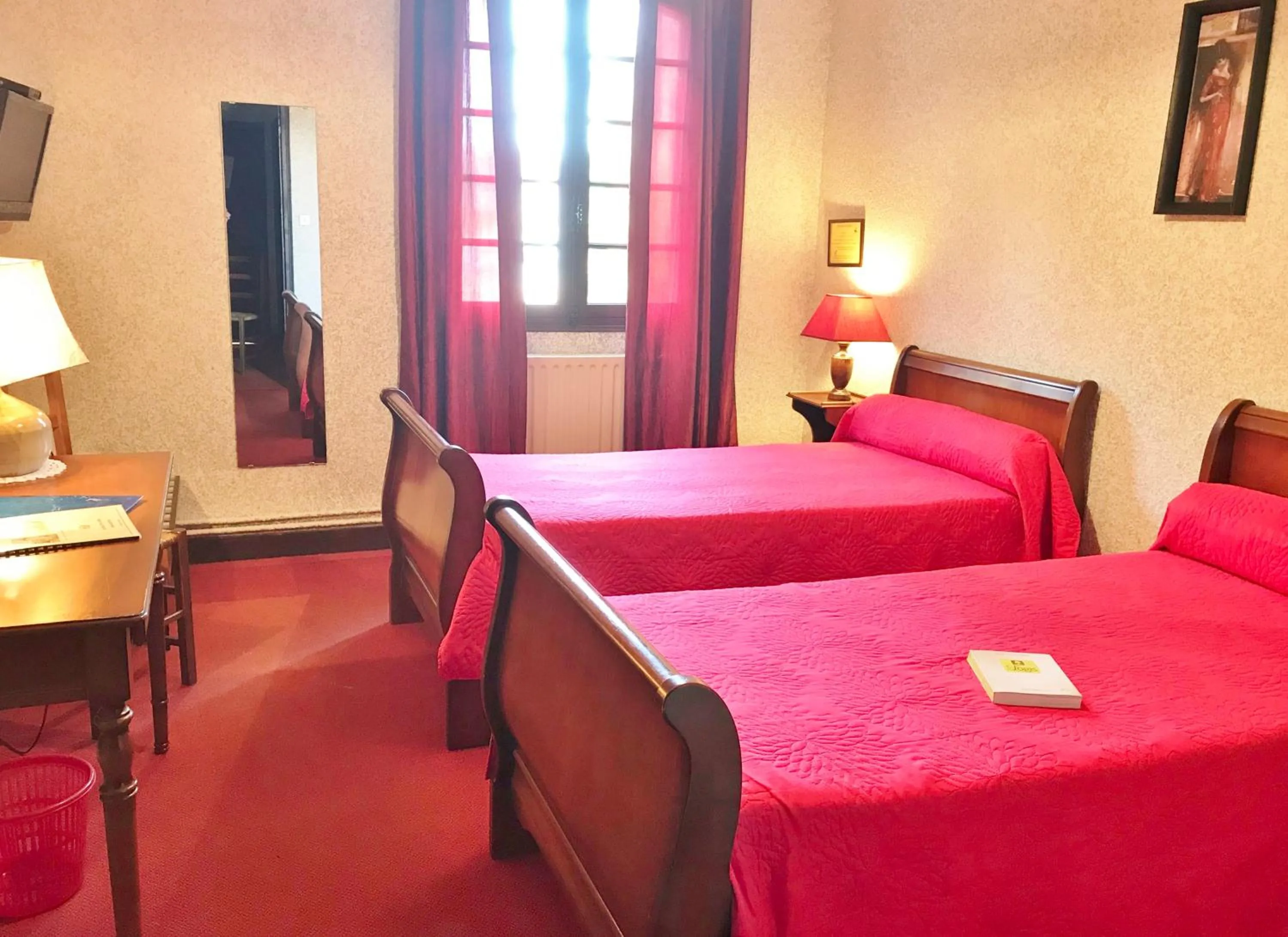 Photo of the whole room in Manoir Henri IV