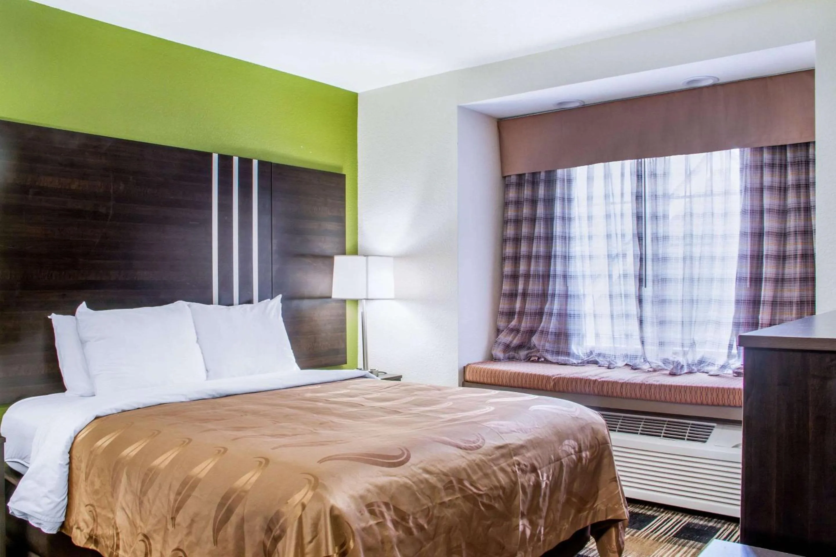 Photo of the whole room, Bed in Quality Inn & Suites Maggie Valley - Cherokee Area