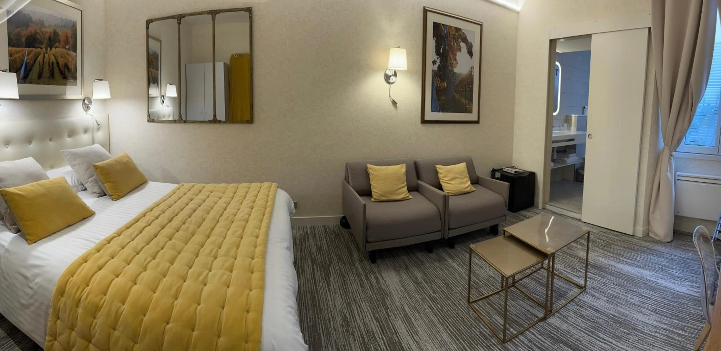 Bedroom, Bed in Logis Hôtel des Messageries