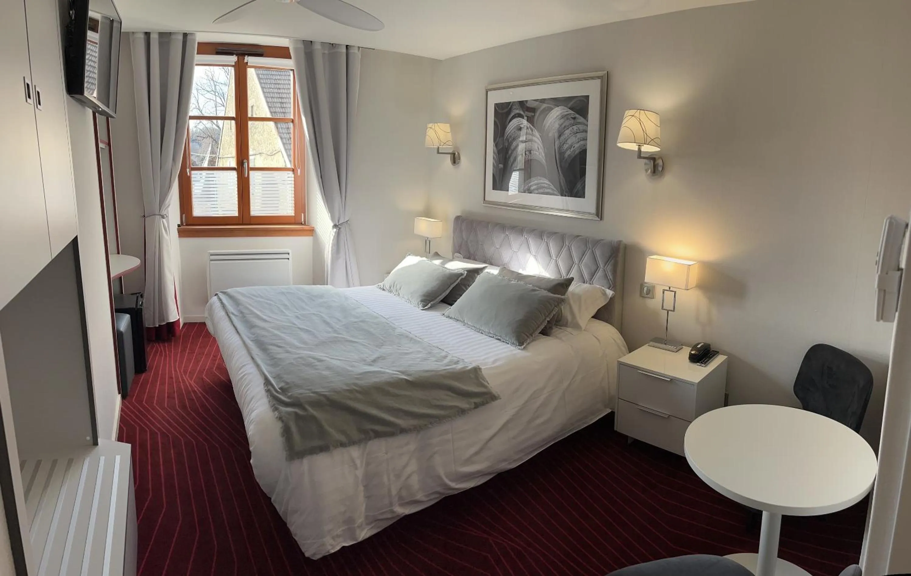 Bedroom, Bed in Logis Hôtel des Messageries