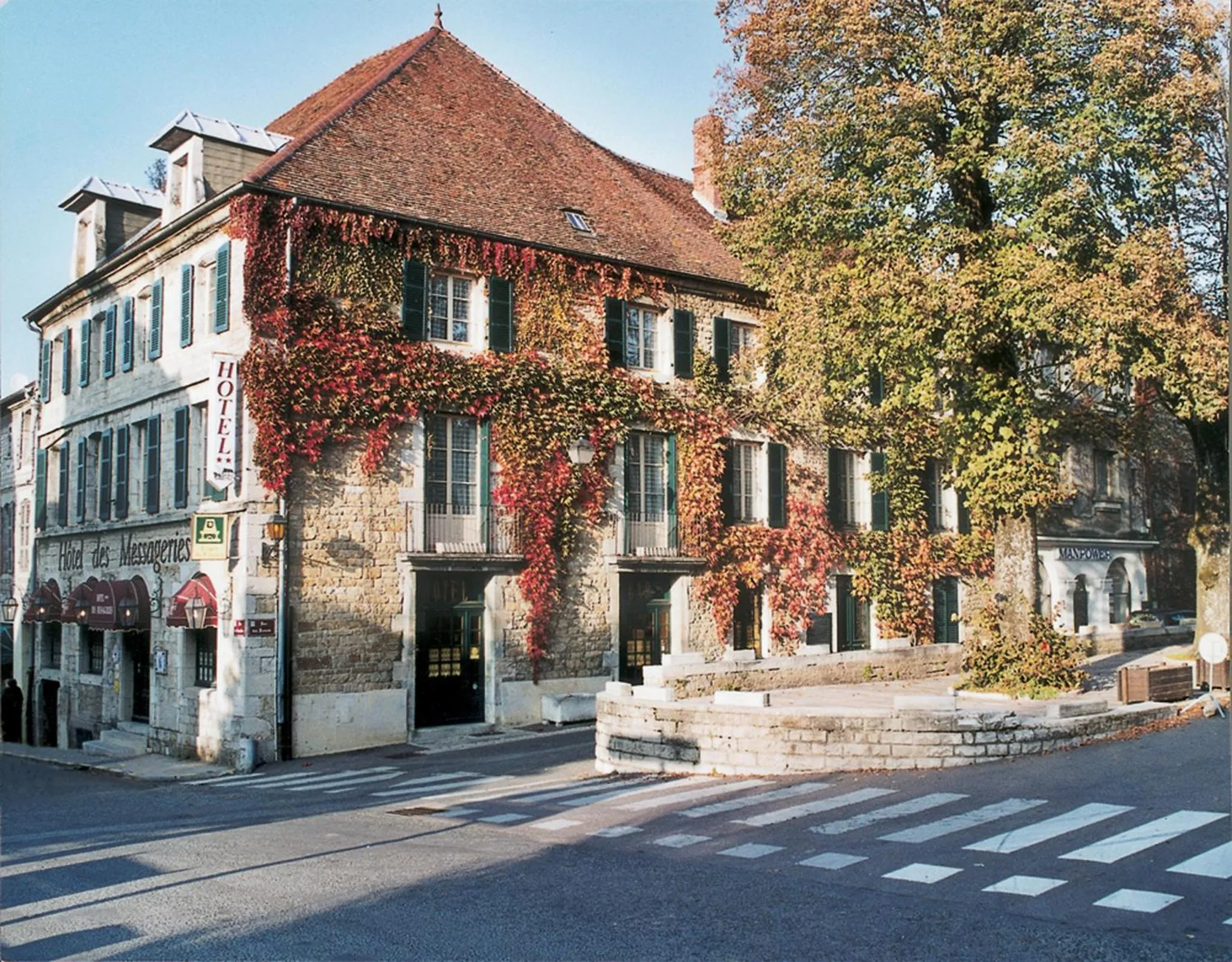 Property building in Logis Hôtel des Messageries