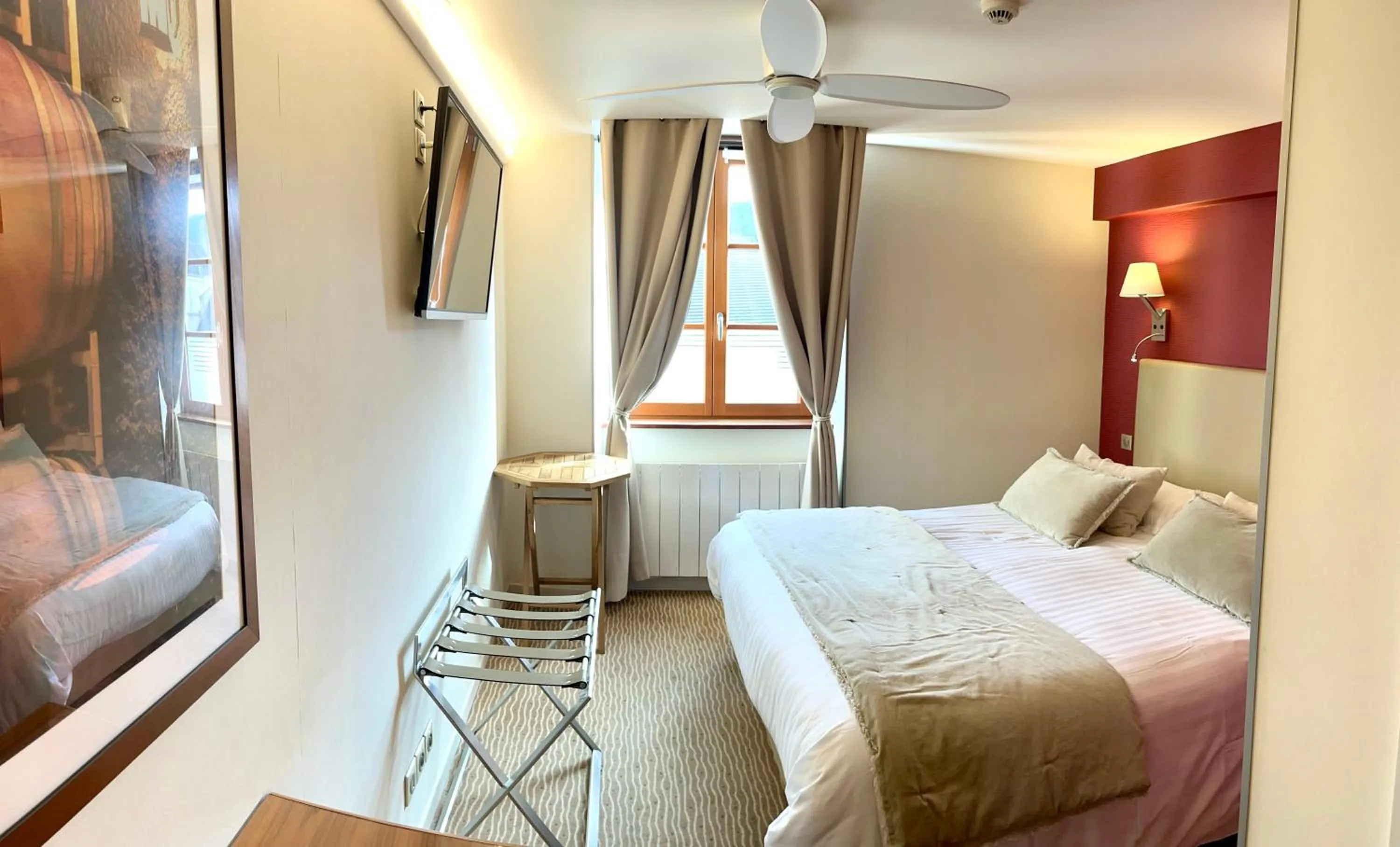 Bedroom, Bed in Logis Hôtel des Messageries