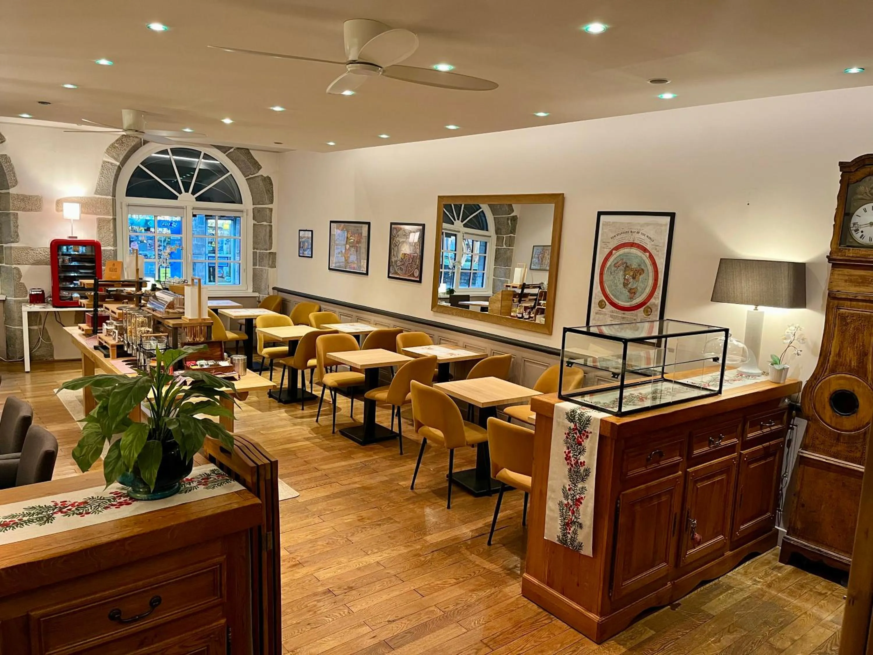 Breakfast in Logis Hôtel des Messageries