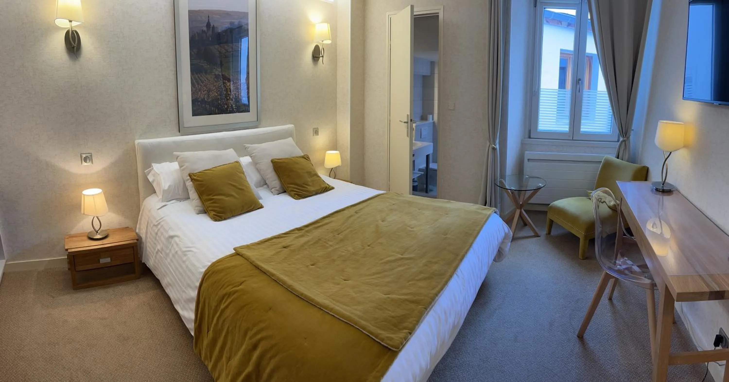 Bedroom, Bed in Logis Hôtel des Messageries