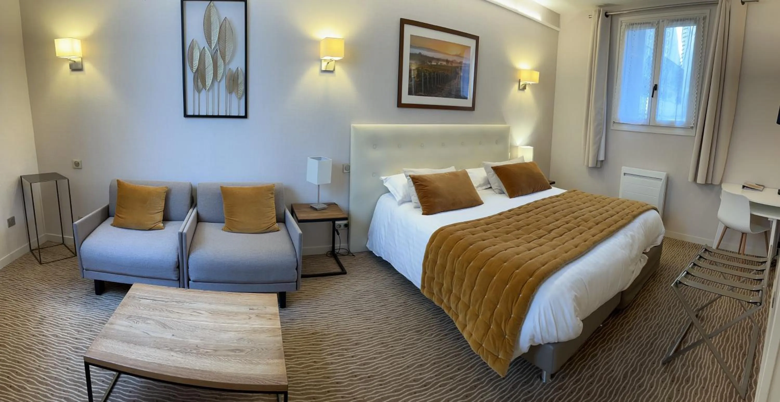 Bedroom, Bed in Logis Hôtel des Messageries