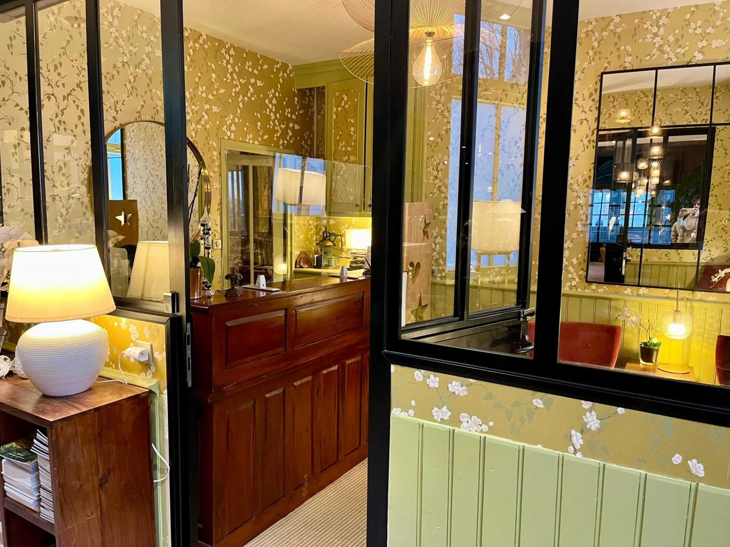 Lobby or reception in Logis Hôtel des Messageries