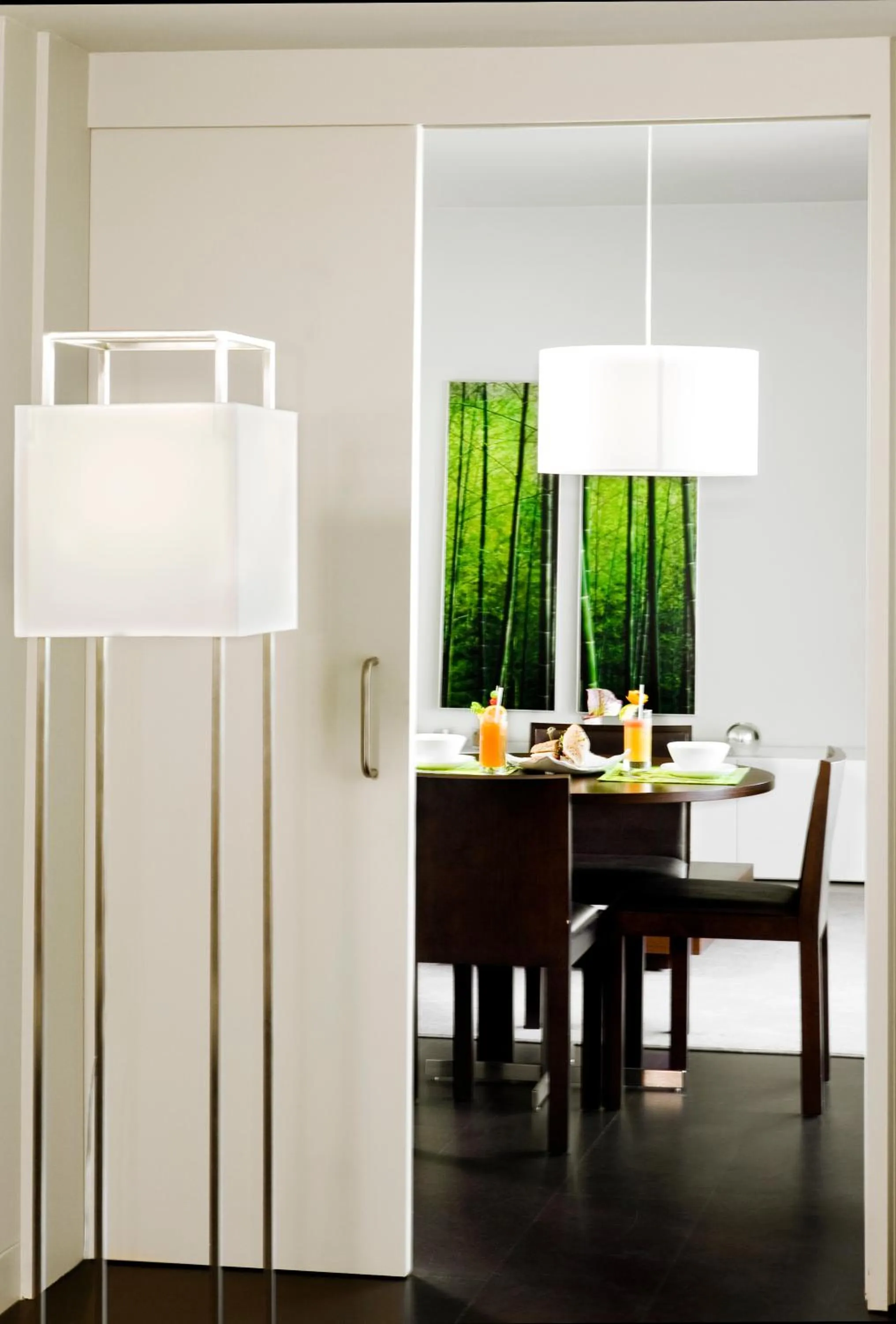 Dining area in Aqualuz Troia Rio by The Editory