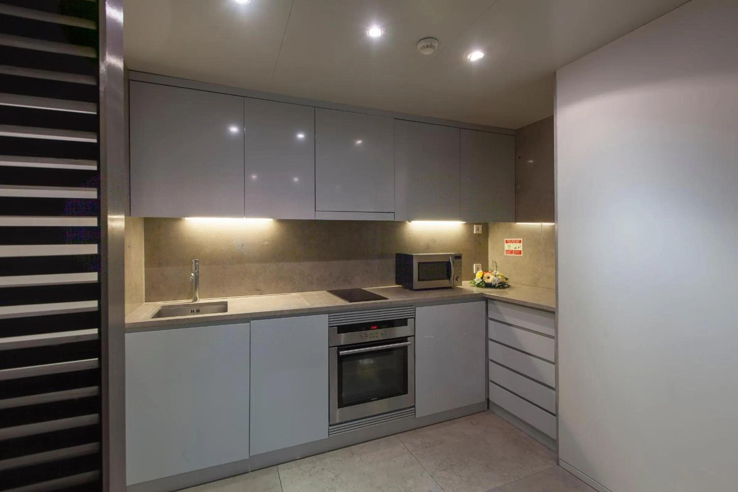 Kitchen or kitchenette in Aqualuz Troia Rio by The Editory