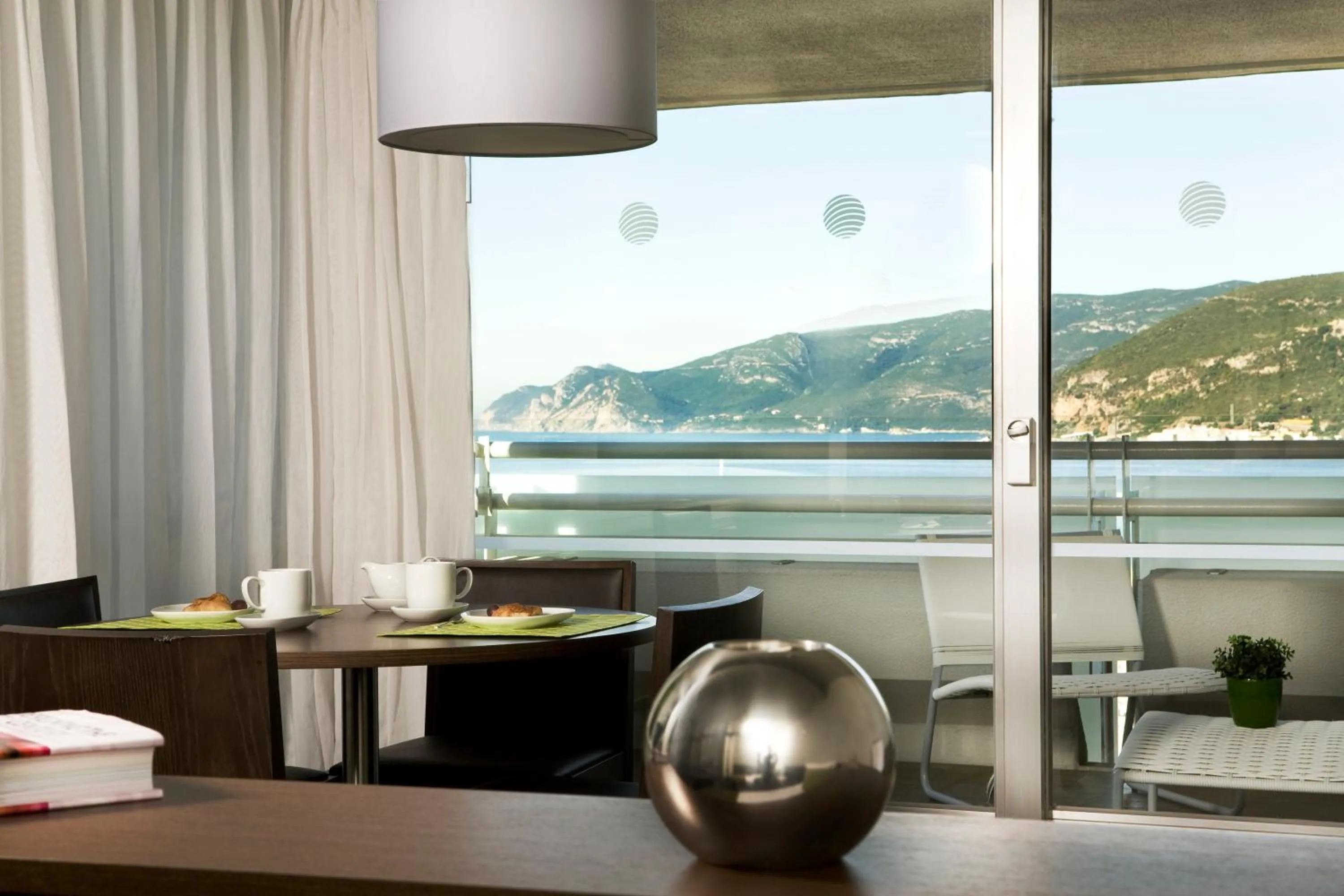 Dining area in Aqualuz Troia Rio by The Editory