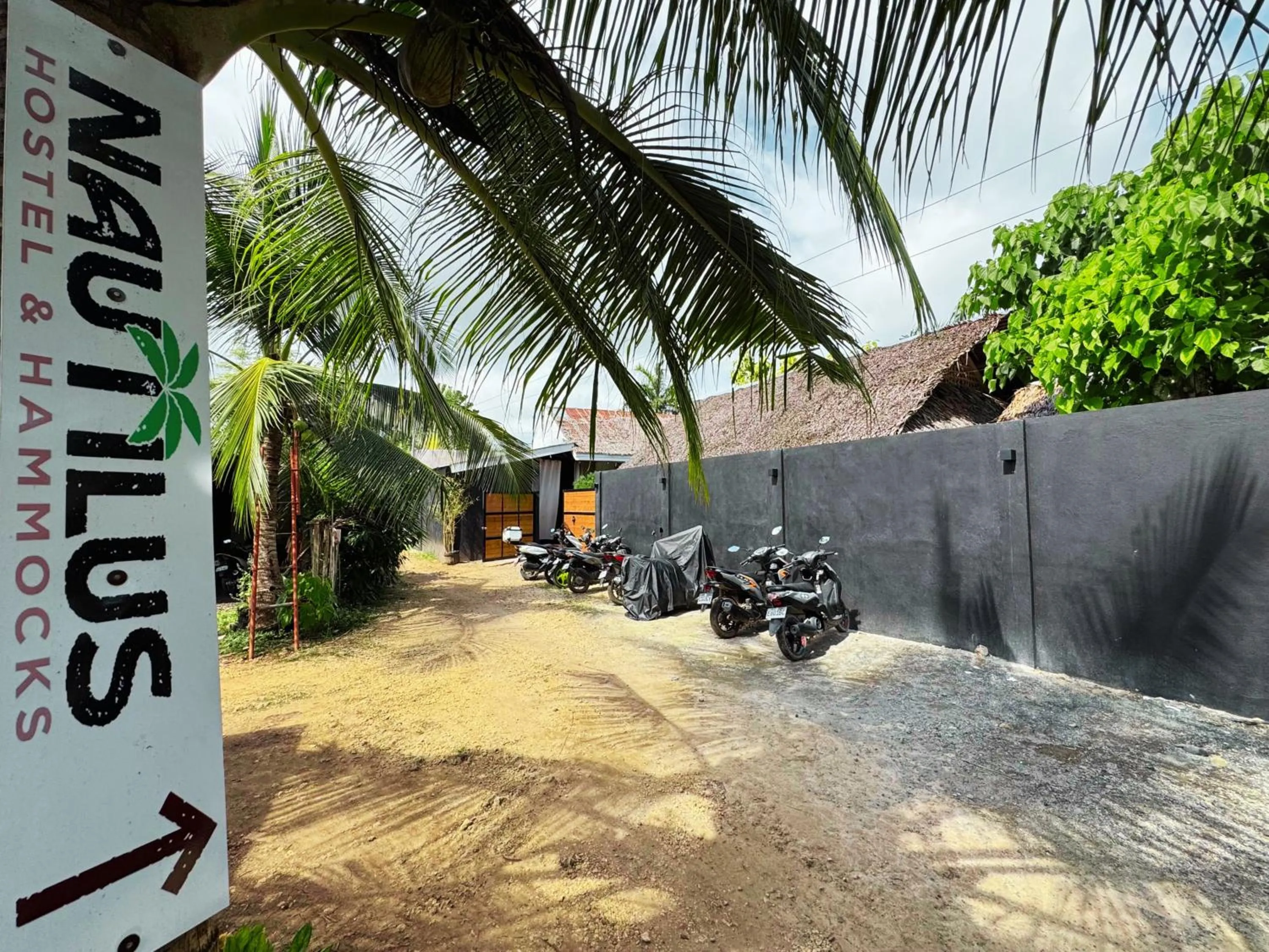 Facade/entrance in Nautilus Hostel & Hammocks