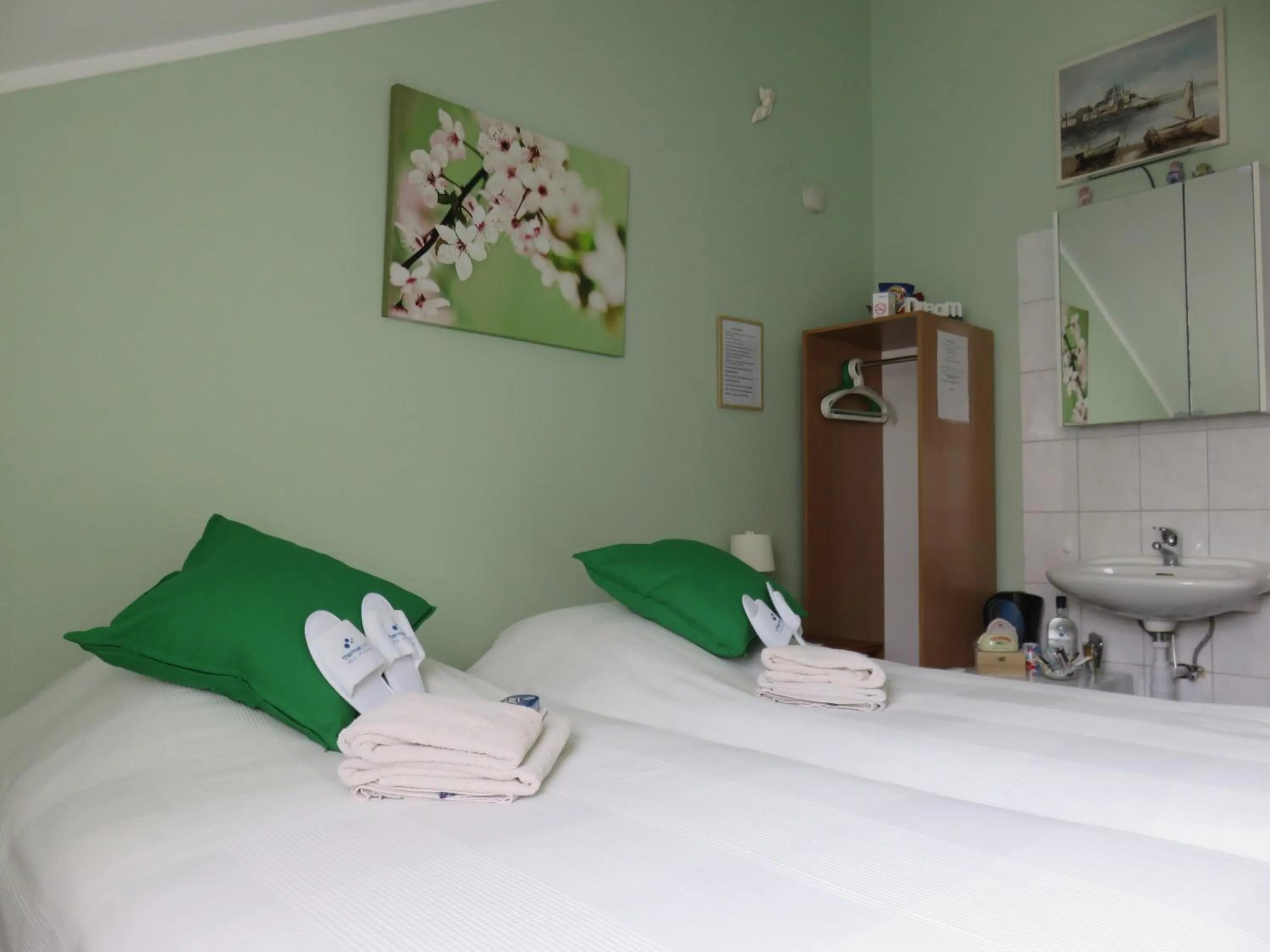 Photo of the whole room, Bed in Rene's B&B