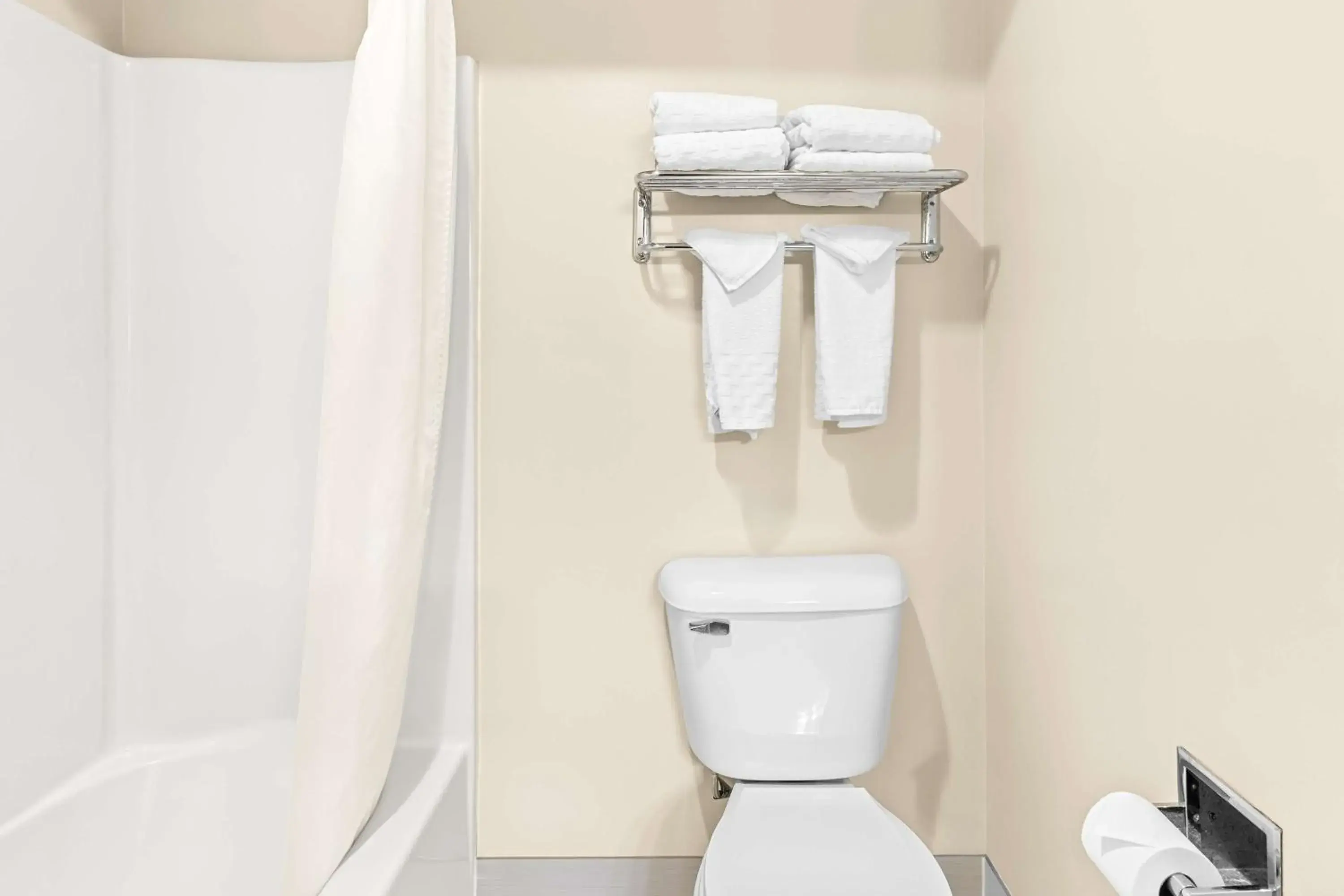 Queen Room with shower in Best Western Baraboo Inn Queen Room with shower in Best Western Baraboo Inn