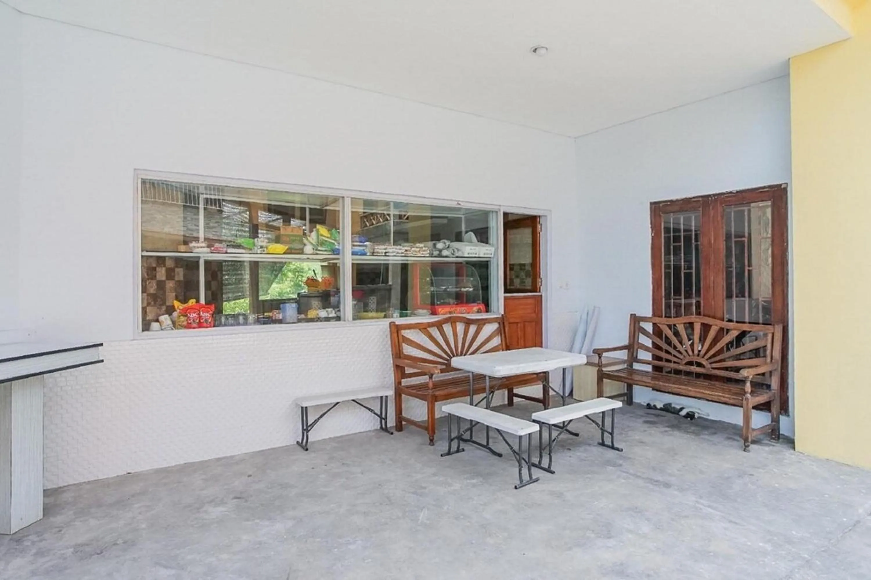 Area and facilities in RedDoorz near Muaya Beach Jimbaran