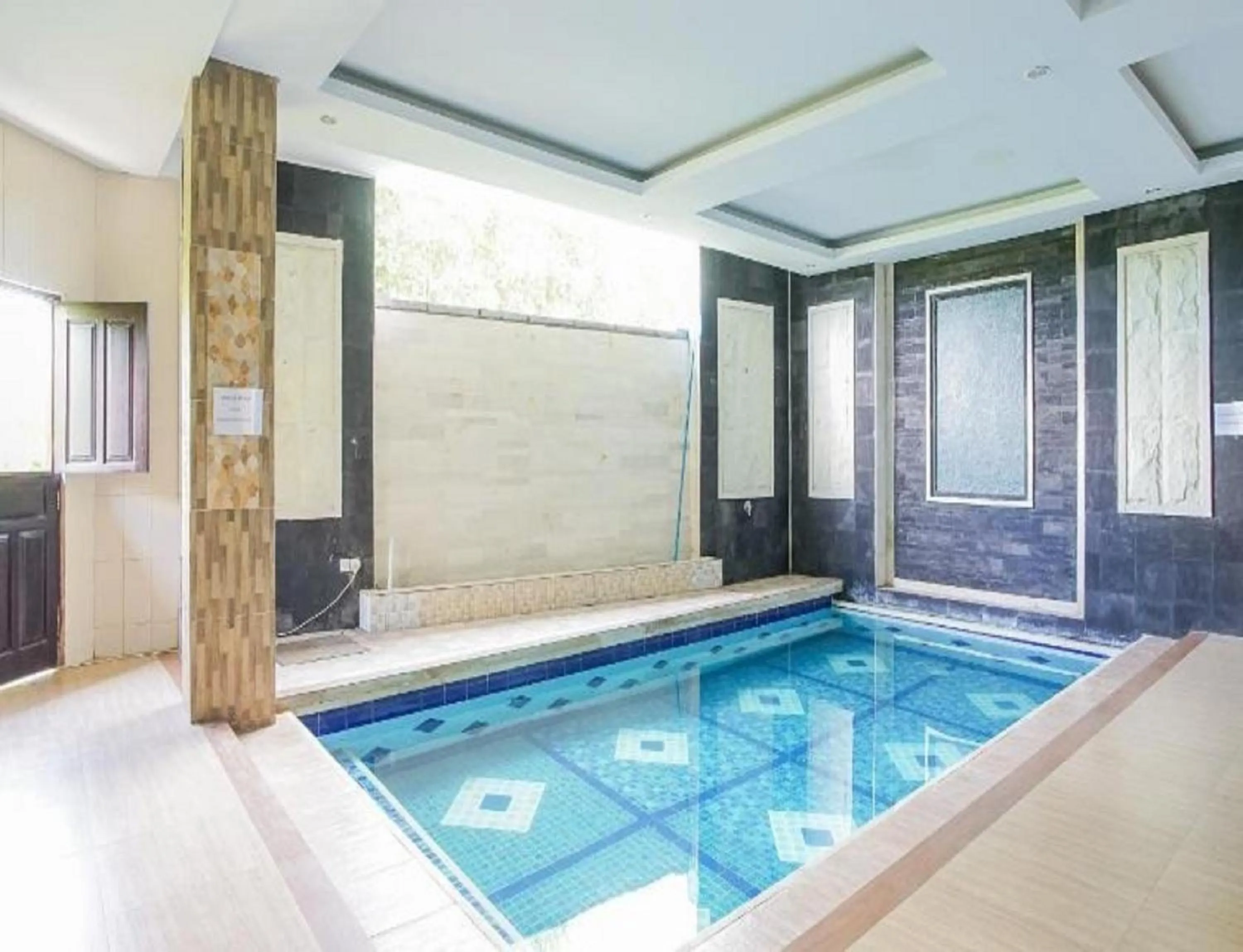 Swimming pool in RedDoorz near Muaya Beach Jimbaran