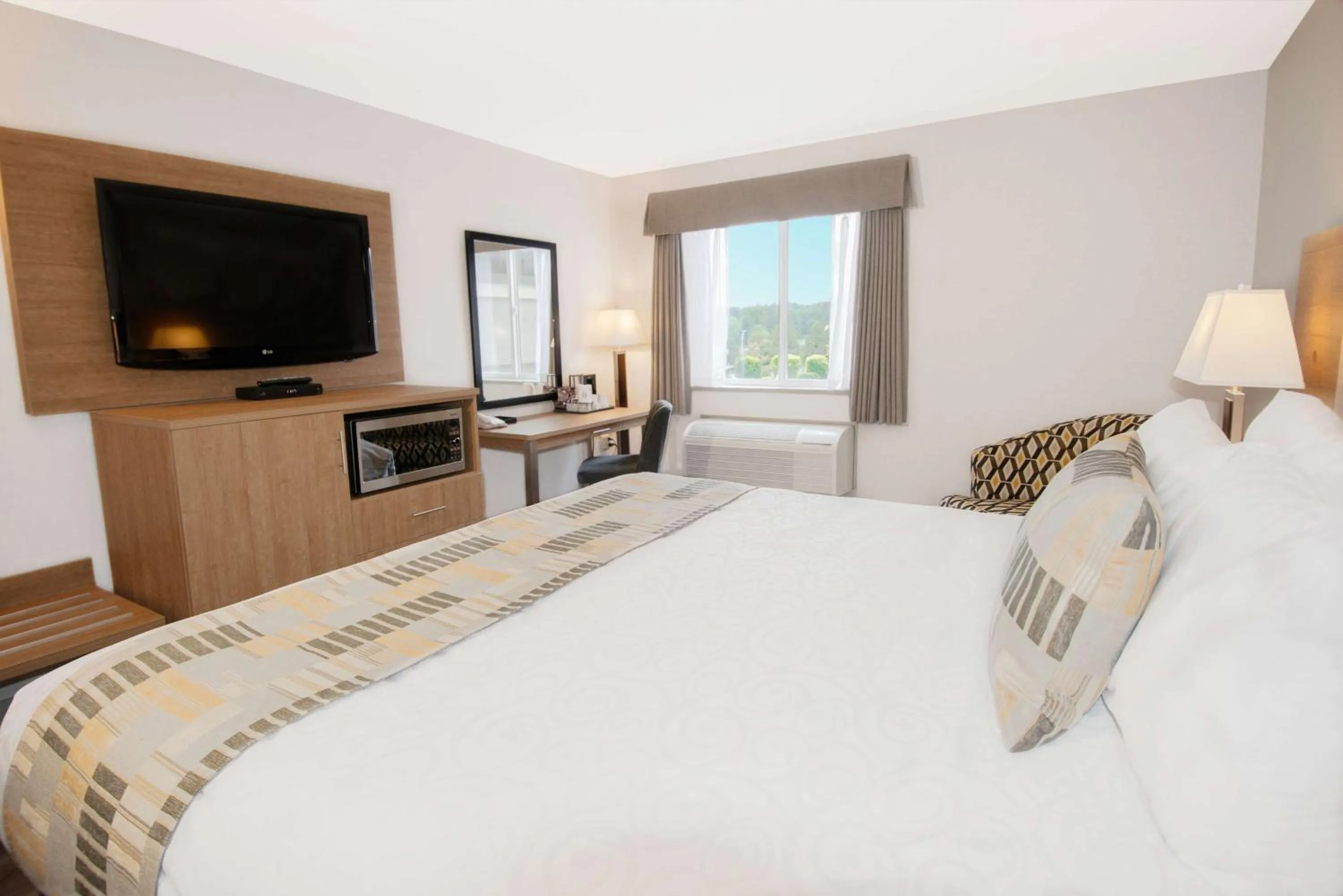 Bedroom, Bed in Coast Abbotsford Hotel & Suites