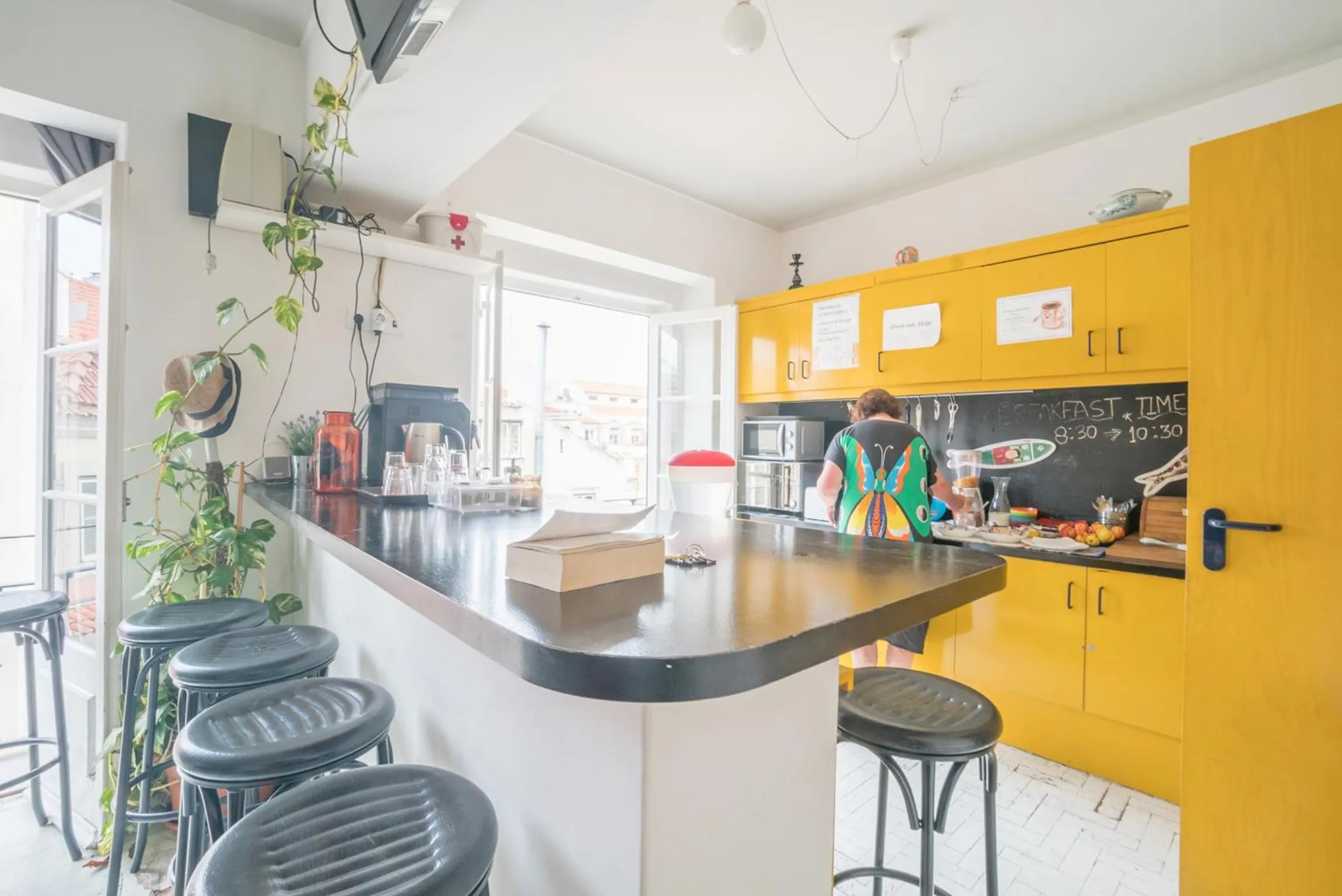 Communal lounge/ TV room in Vistas de Lisboa Hostel