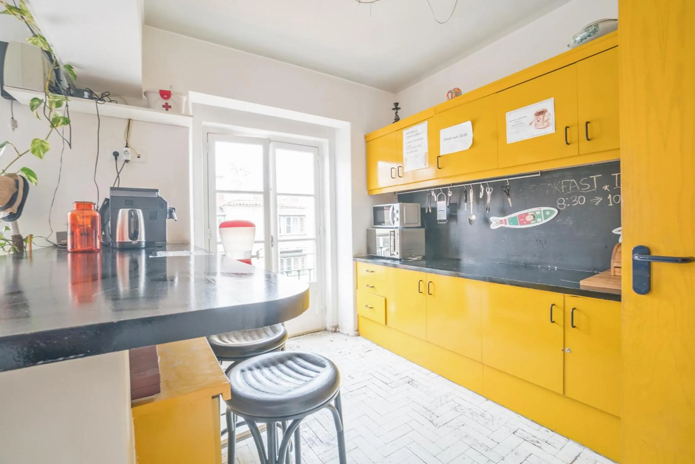 Communal lounge/ TV room in Vistas de Lisboa Hostel