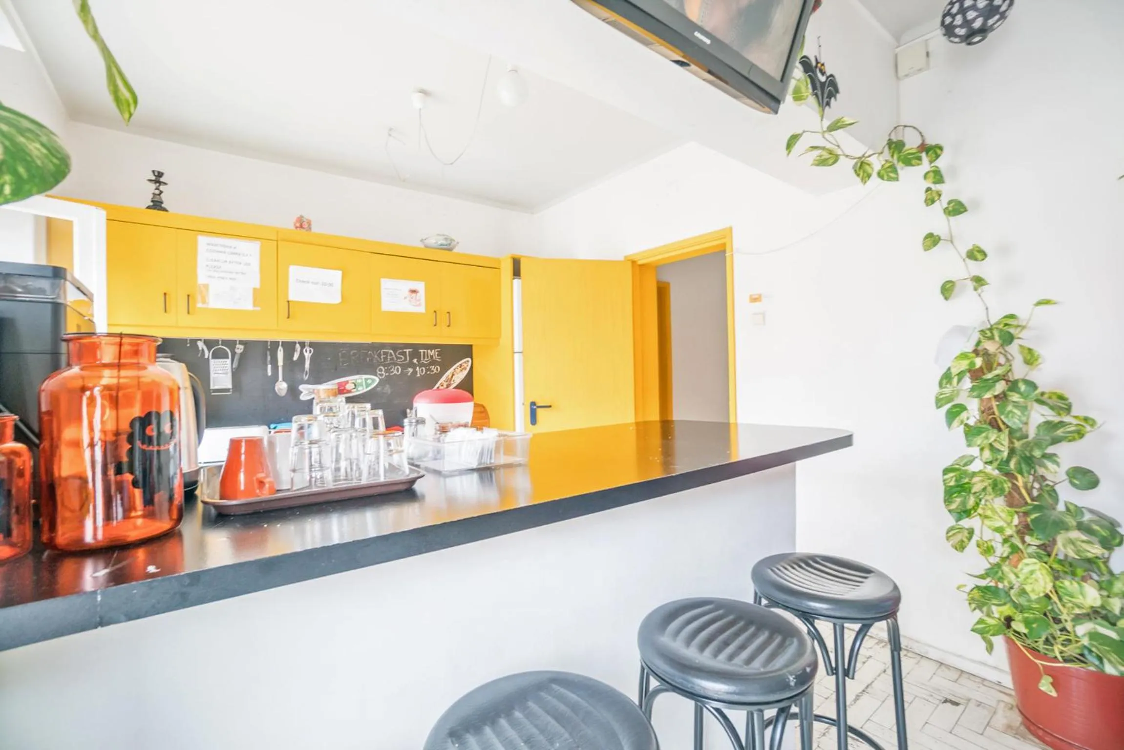 Communal lounge/ TV room in Vistas de Lisboa Hostel