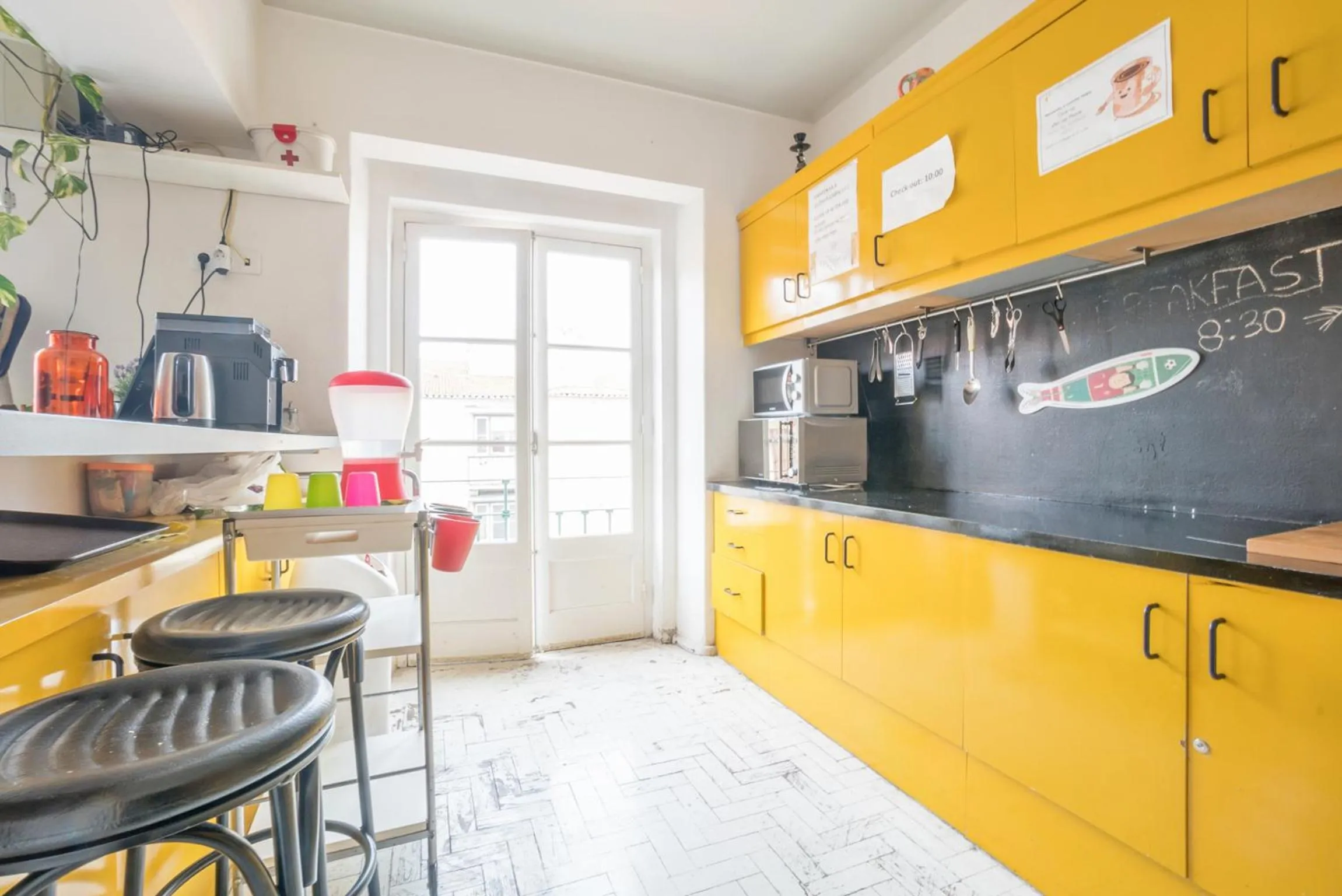 Communal lounge/ TV room in Vistas de Lisboa Hostel