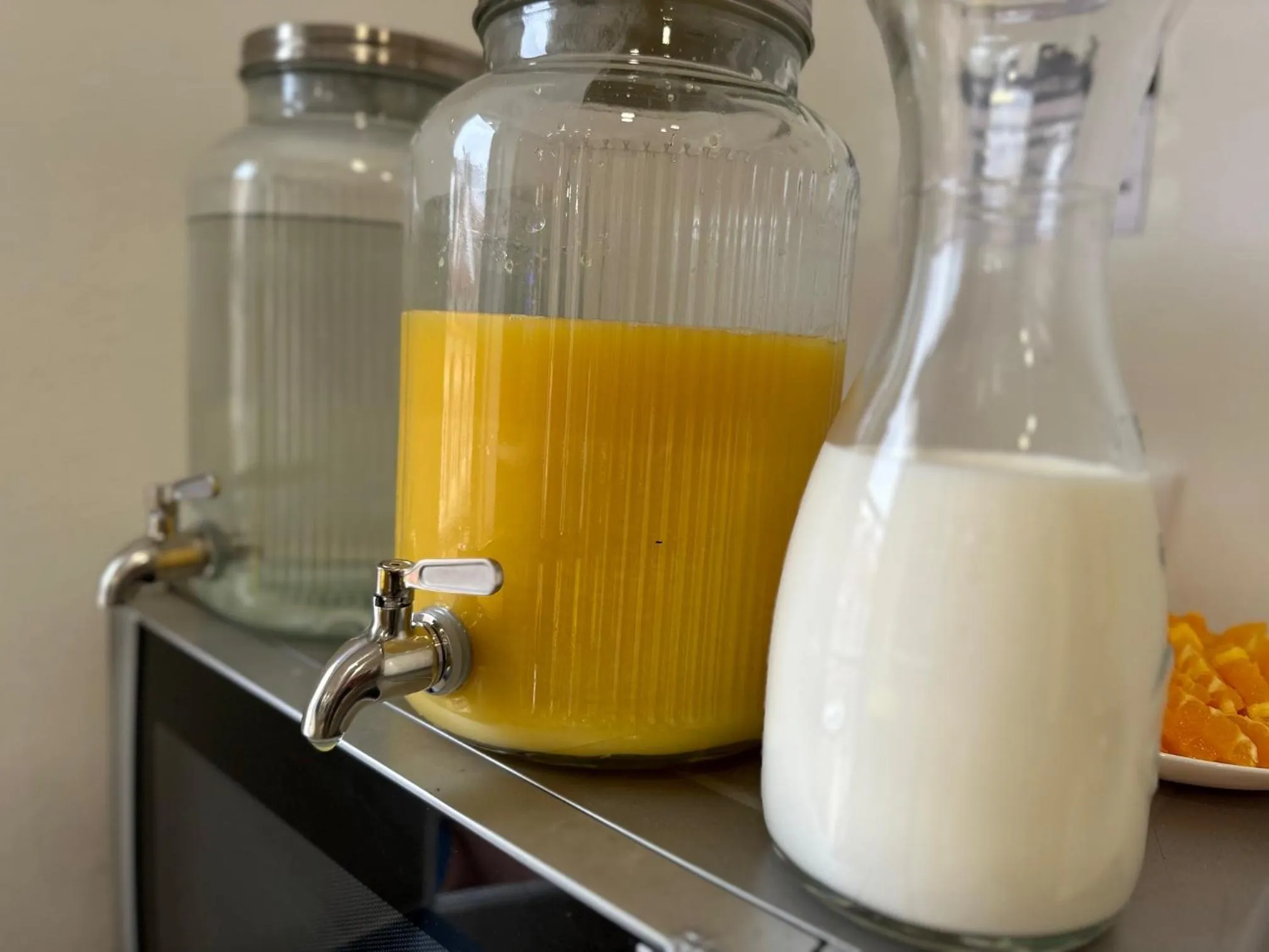 Buffet breakfast in Vistas de Lisboa Hostel