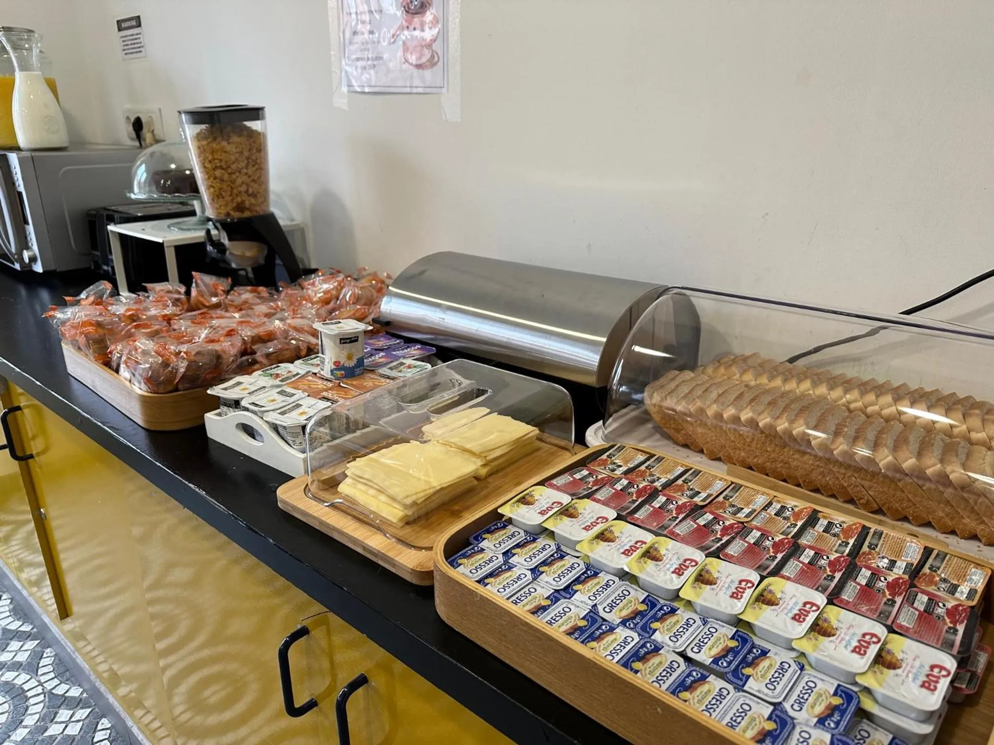 Buffet breakfast in Vistas de Lisboa Hostel