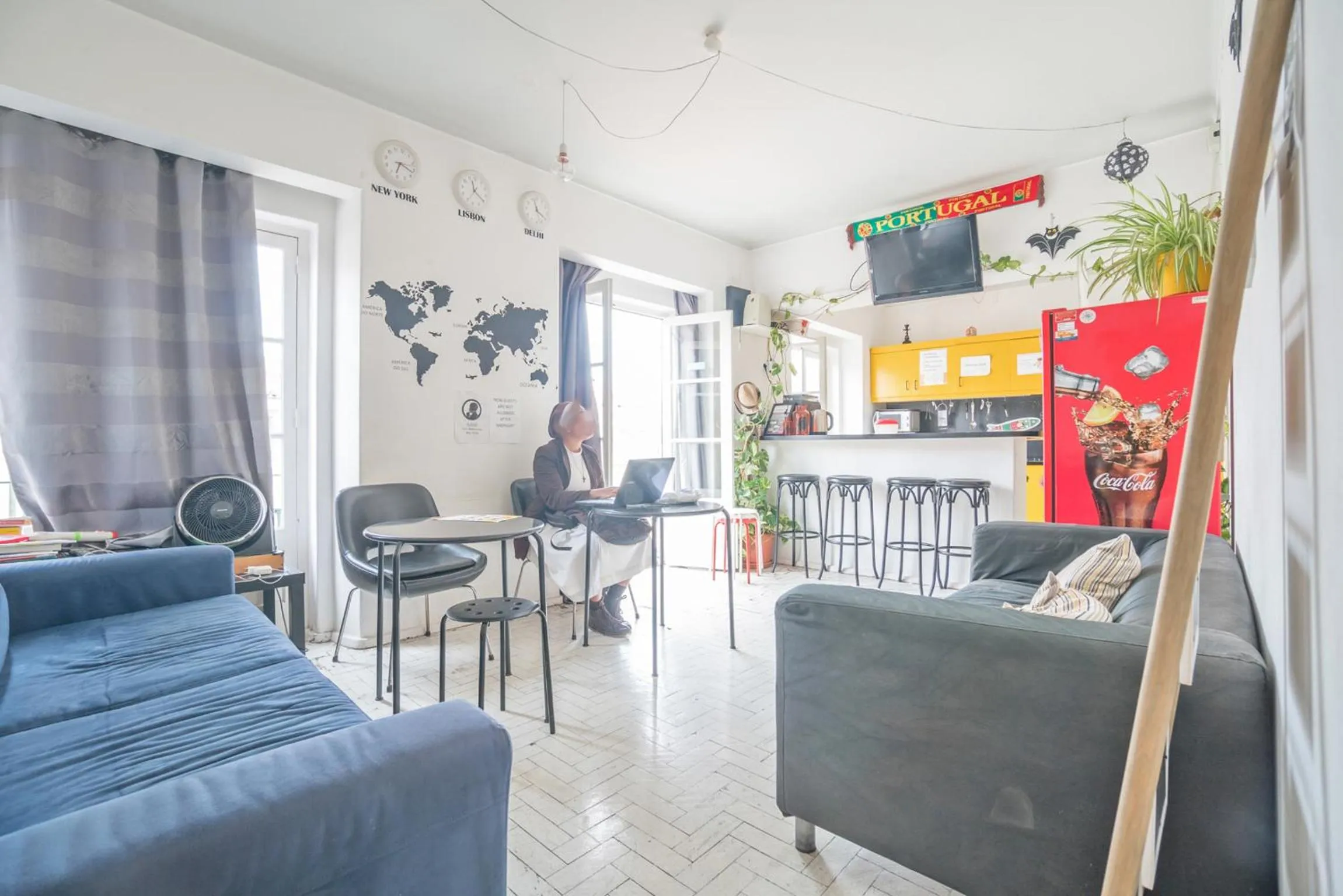 Communal lounge/ TV room in Vistas de Lisboa Hostel