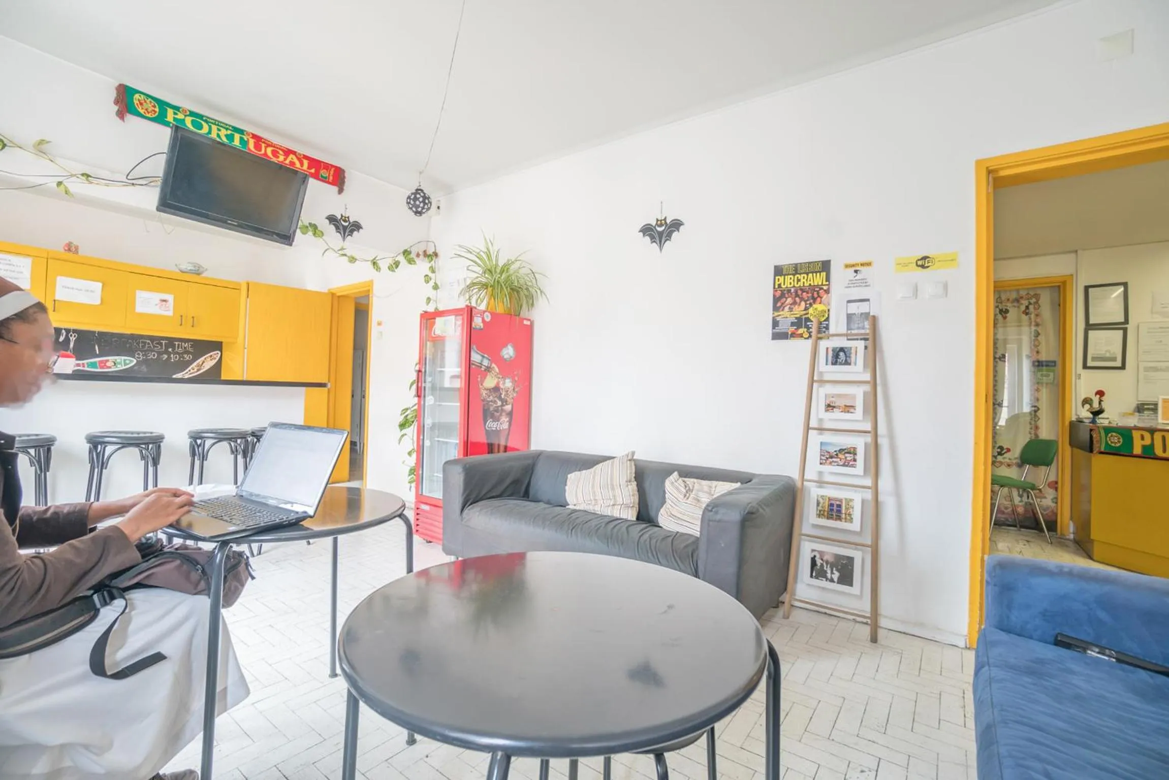 Communal lounge/ TV room in Vistas de Lisboa Hostel