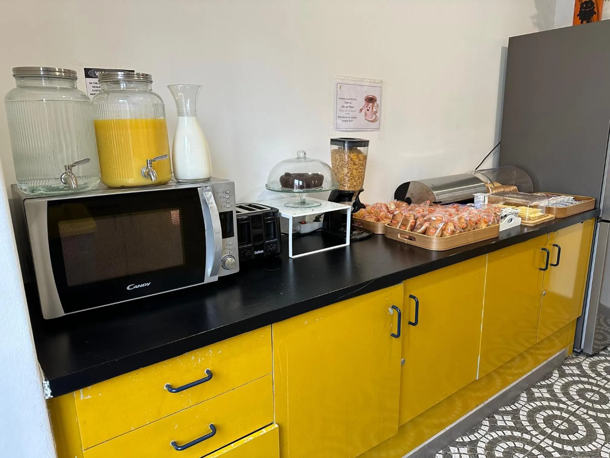 Buffet breakfast in Vistas de Lisboa Hostel