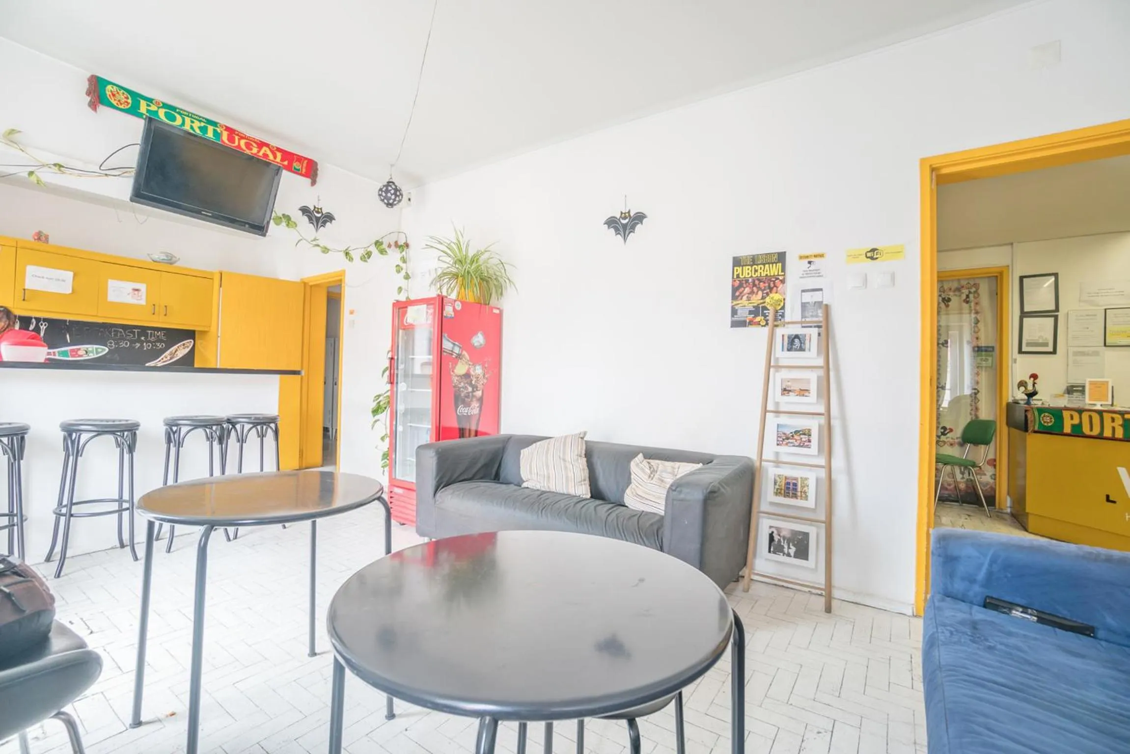 Communal lounge/ TV room in Vistas de Lisboa Hostel