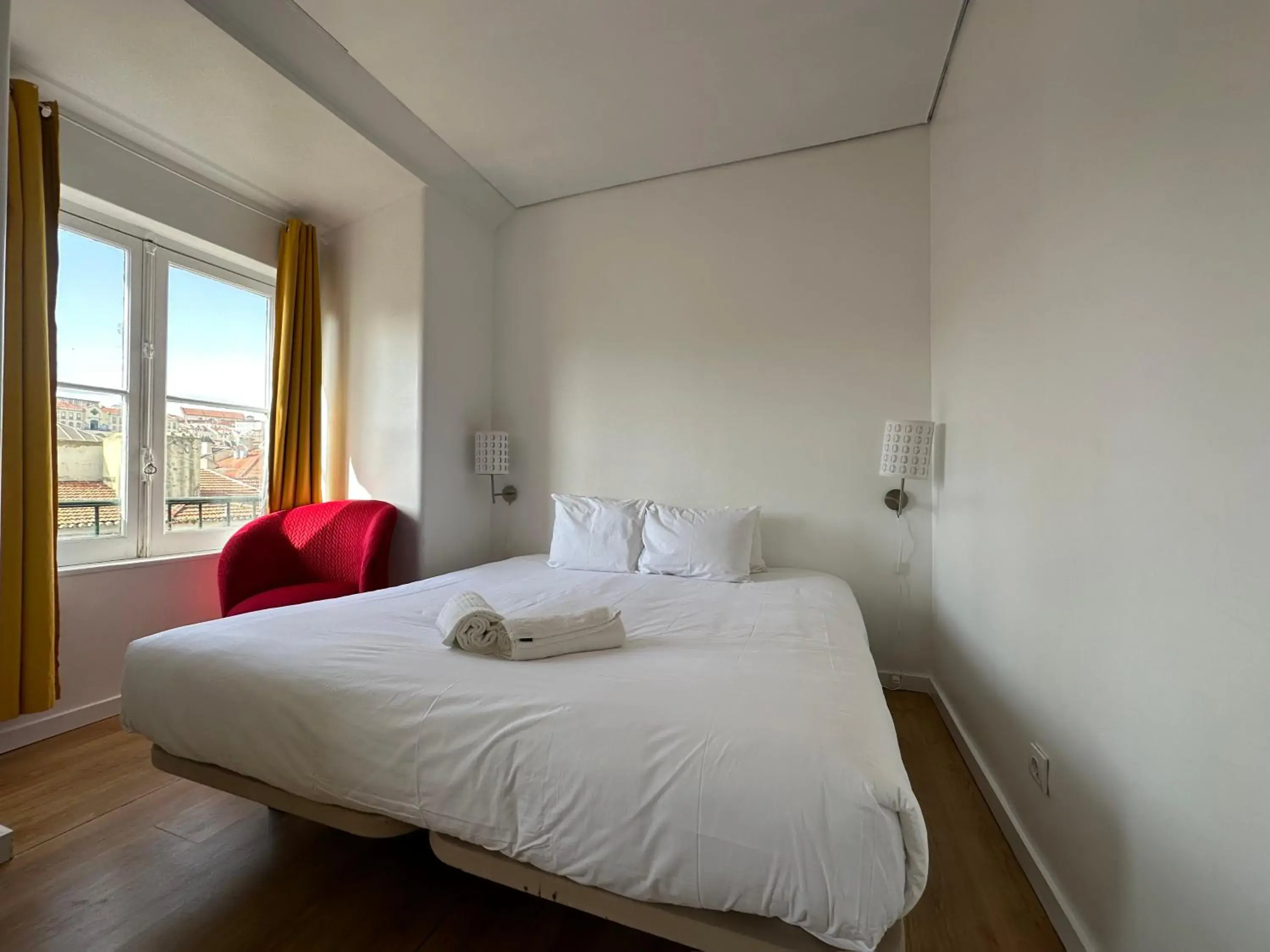 Superior Double or Twin Room with External Bathroom in Vistas de Lisboa Hostel Superior Double or Twin Room with External Bathroom in Vistas de Lisboa Hostel