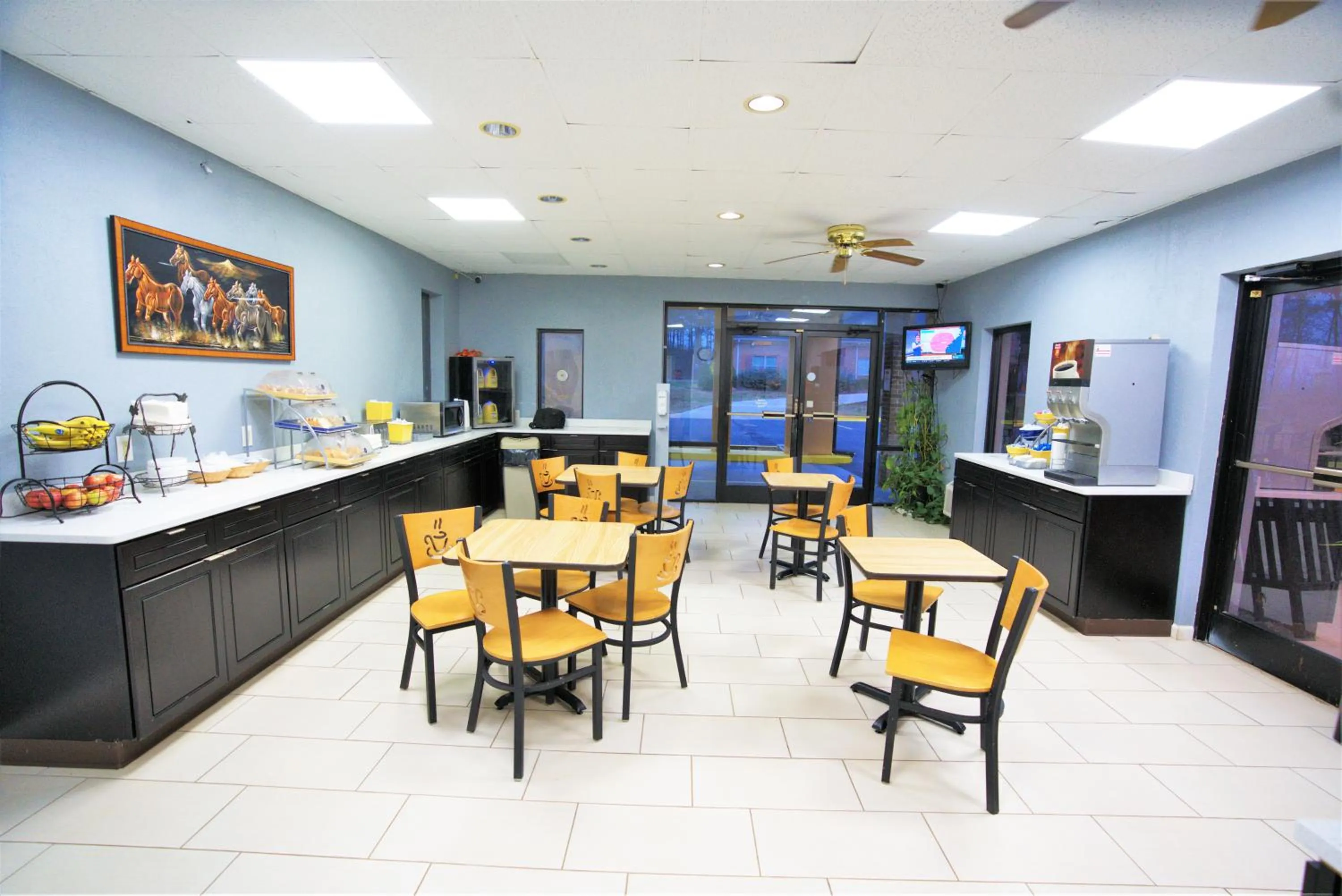 Breakfast in Columbus Inn and Suites