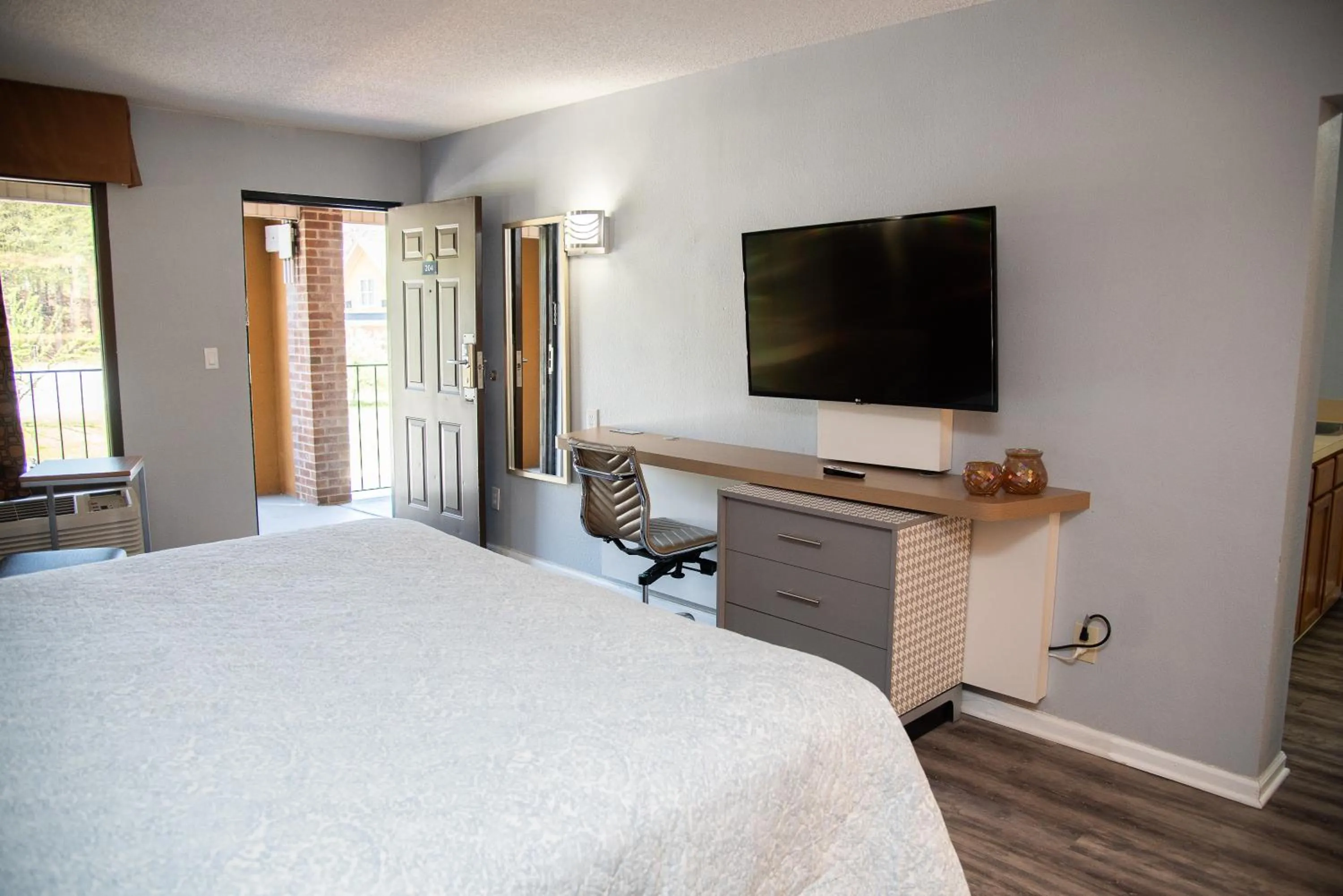 View (from property/room), Bed in Columbus Inn and Suites