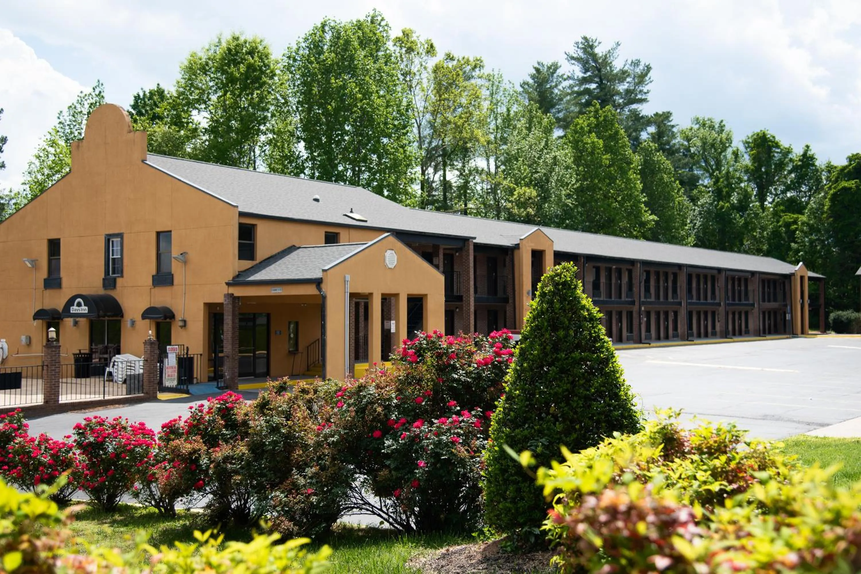 Property building in Columbus Inn and Suites