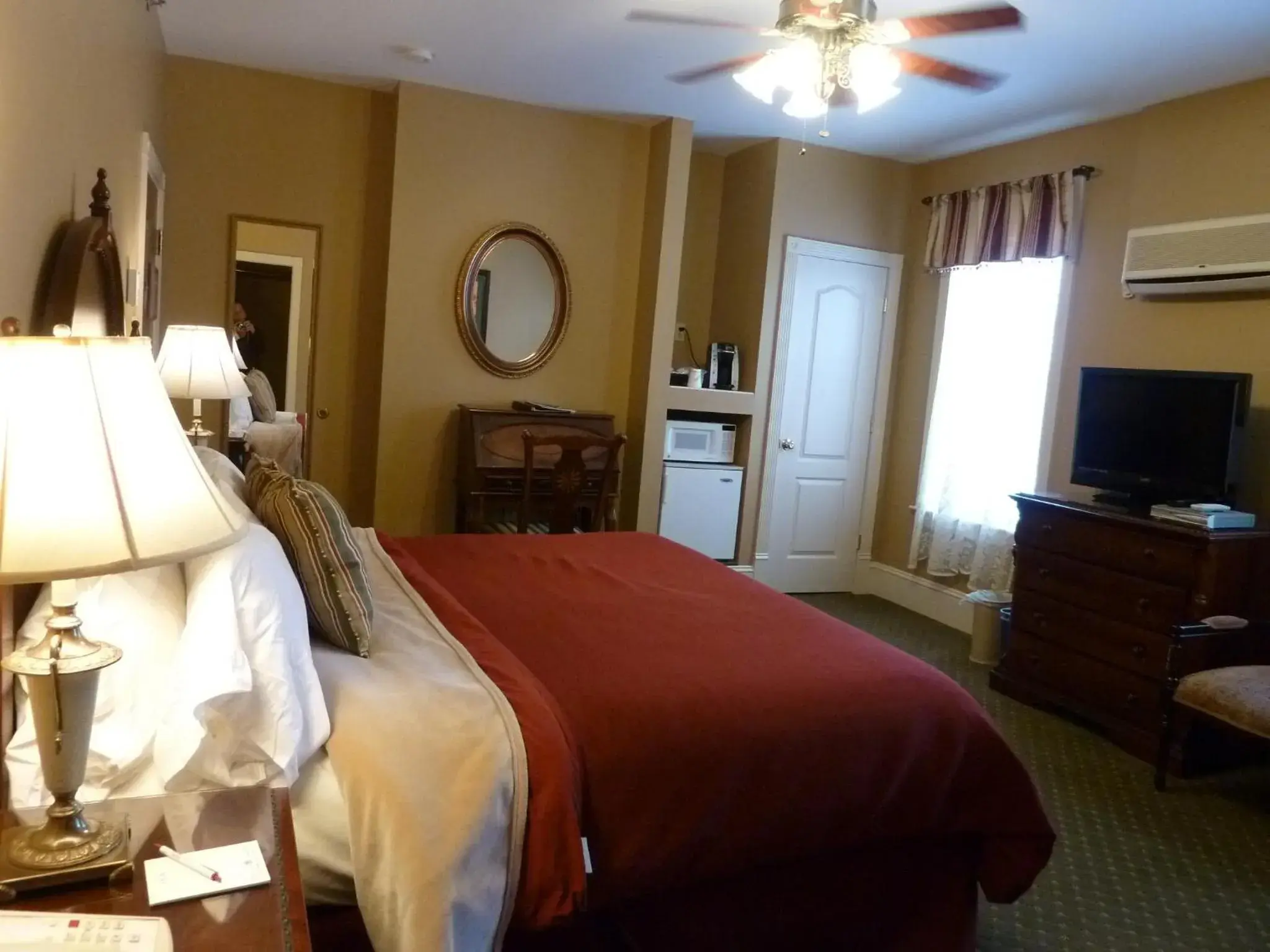 Deluxe King Room in The Inn at Jim Thorpe Deluxe King Room in The Inn at Jim Thorpe