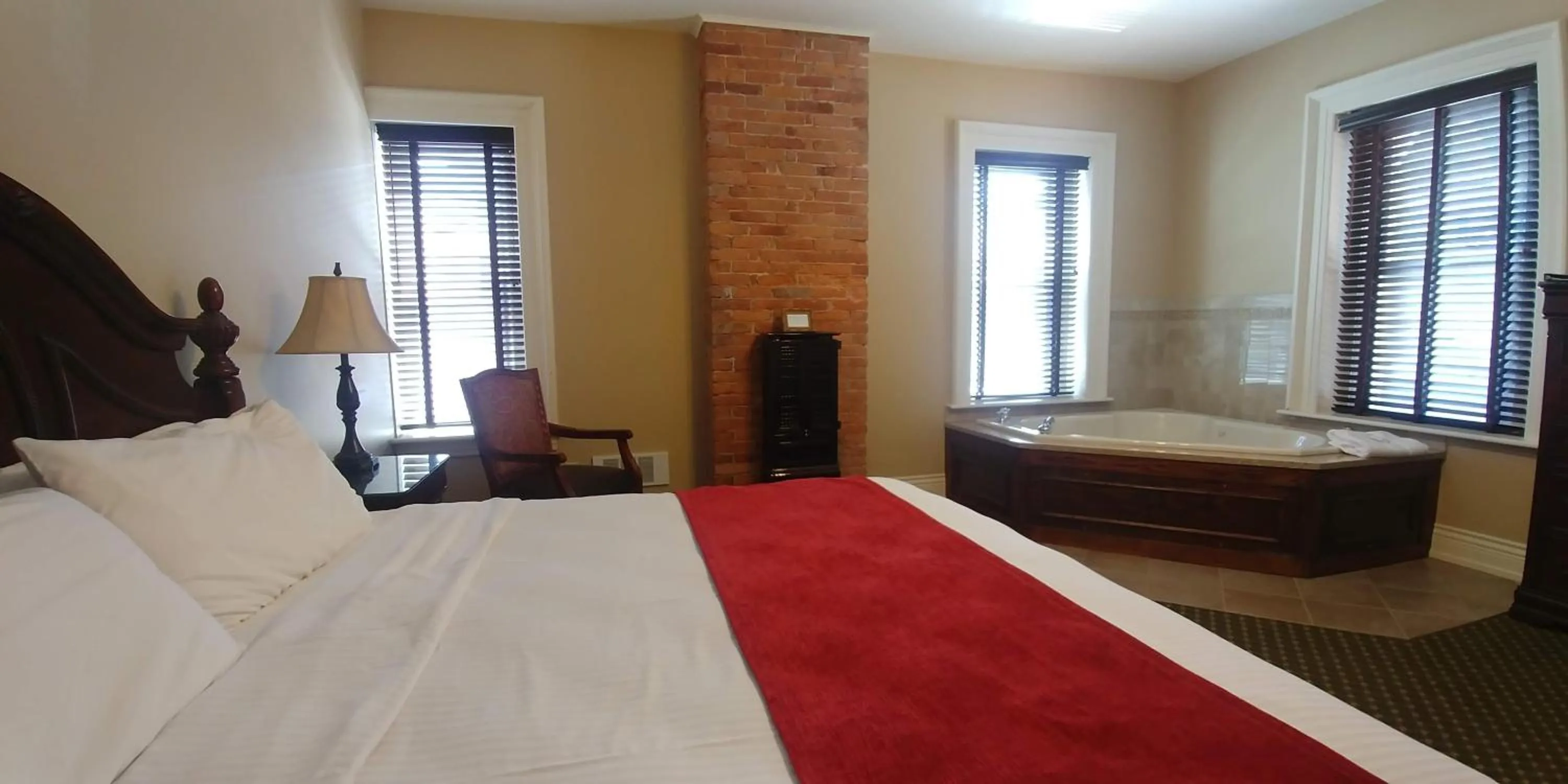 Photo of the whole room, Bed in The Inn at Jim Thorpe