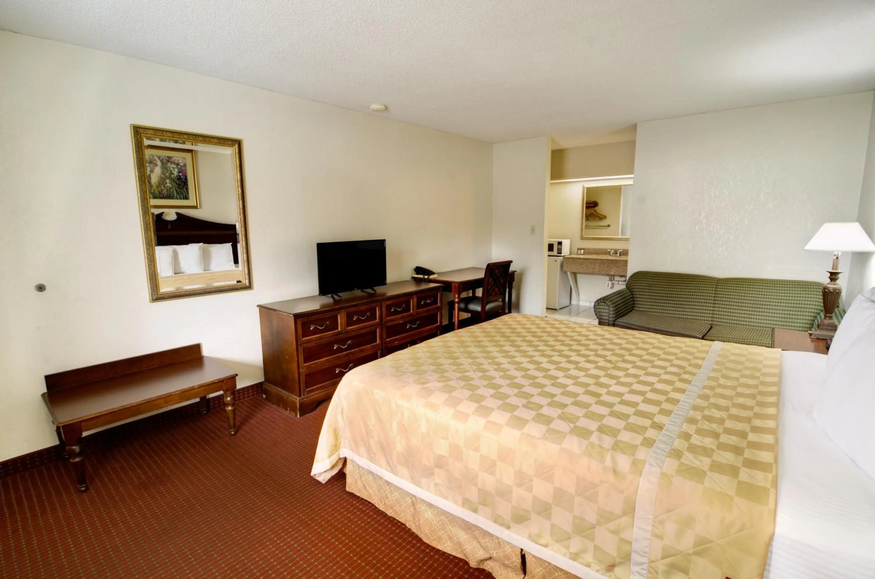 Photo of the whole room, Bed in Key West Inn - Newport News